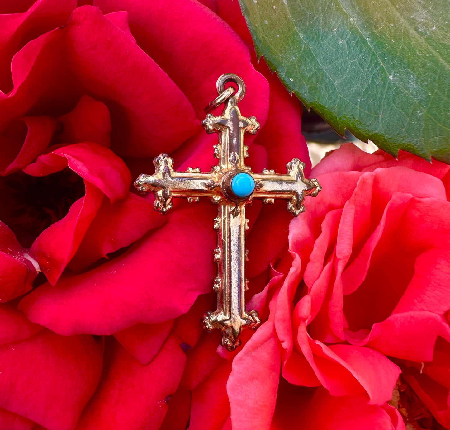 Pendentif croix gothique en or