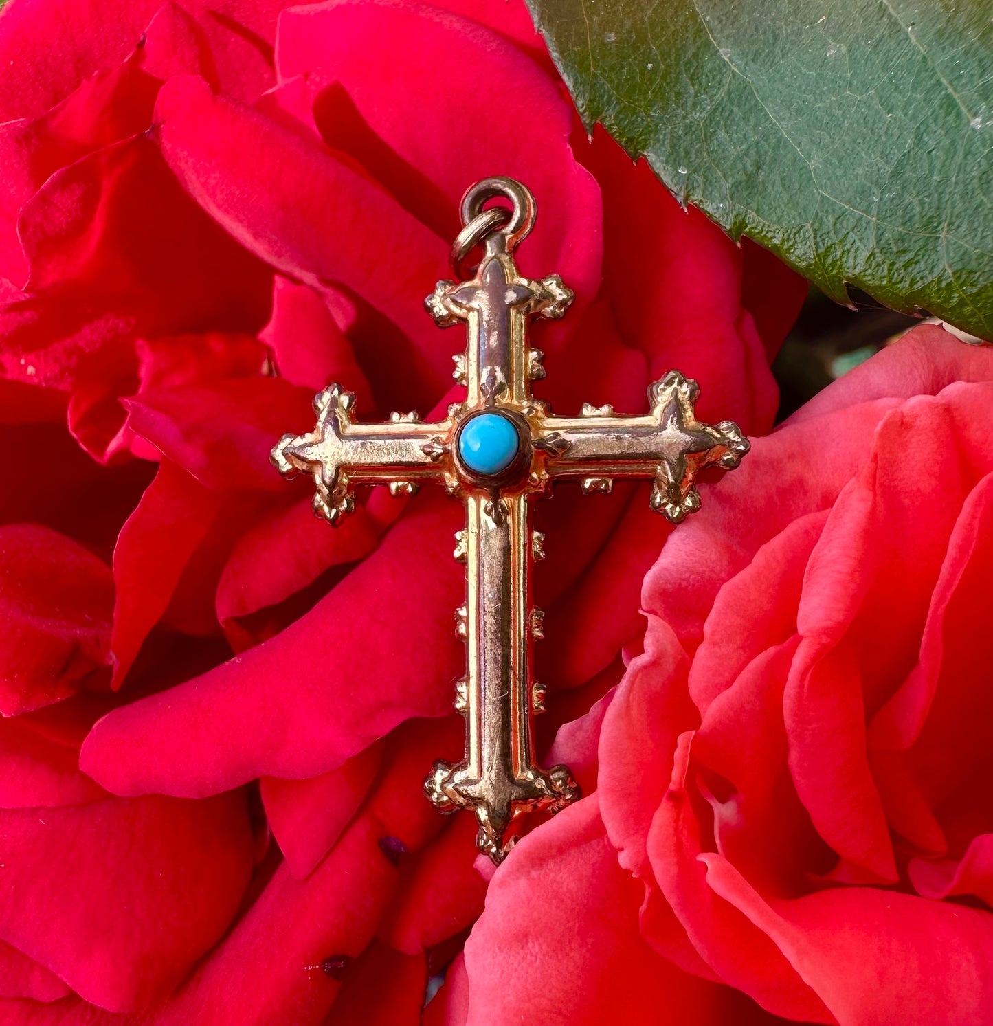 Pendentif croix gothique en or