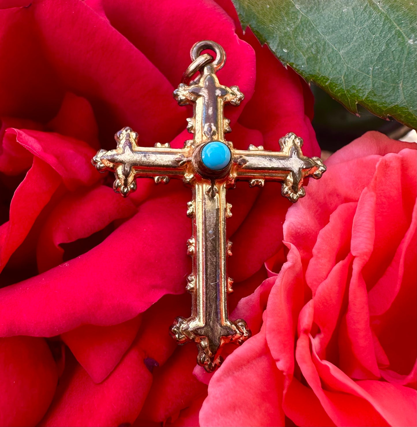 Pendentif croix gothique en or