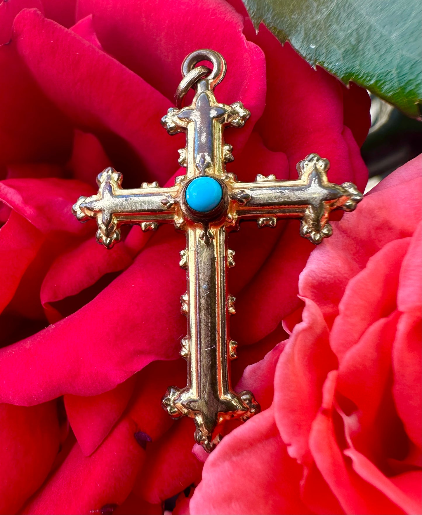 Pendentif croix gothique en or