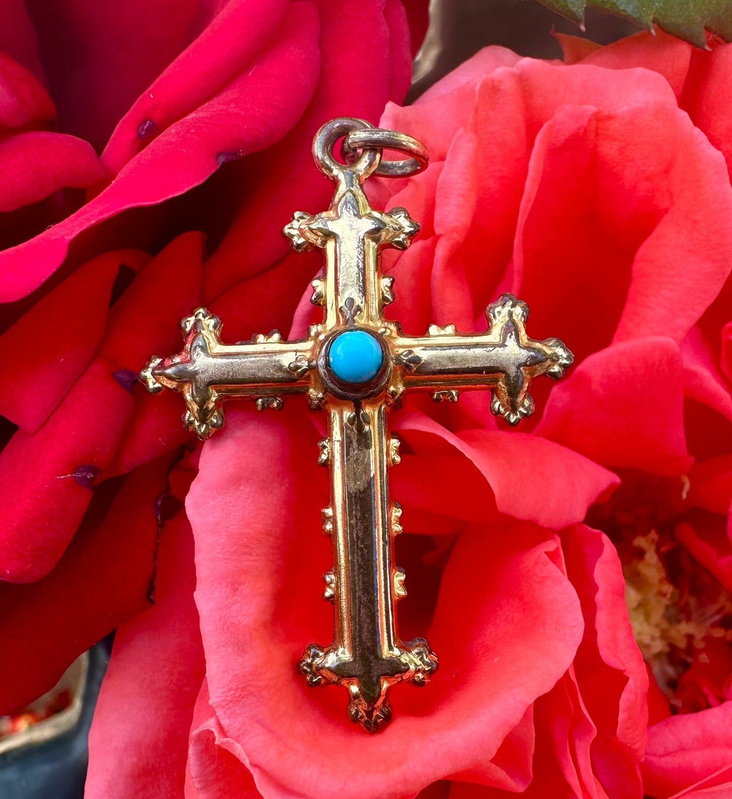 Pendentif croix gothique en or