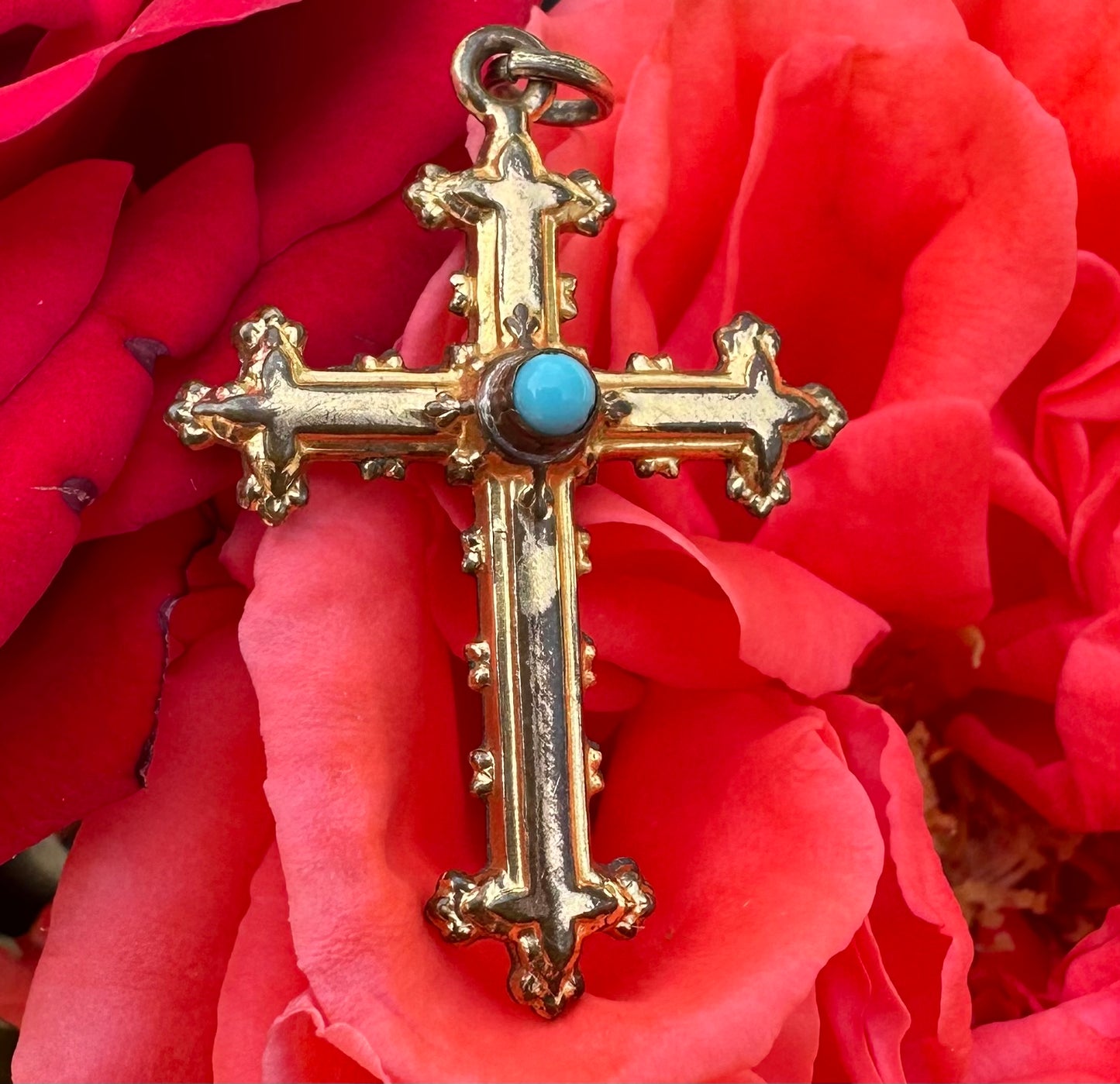 Pendentif croix gothique en or