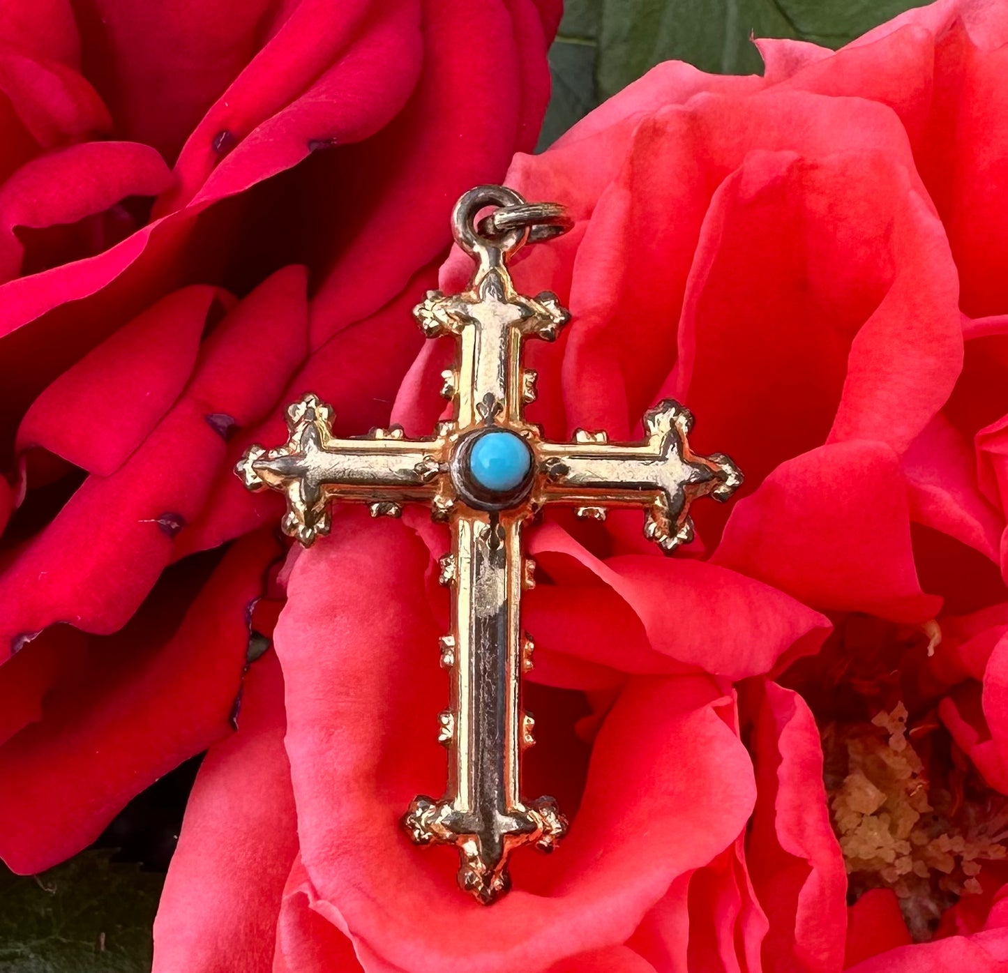 Pendentif croix gothique en or