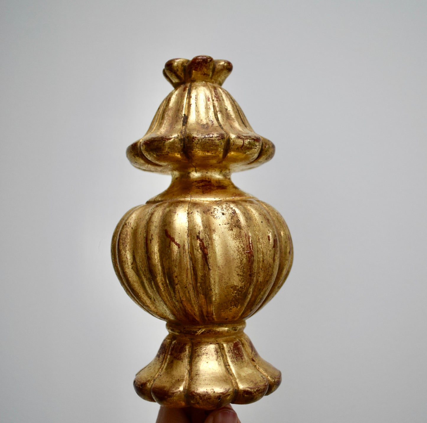 Embout d'escalier en bois doré