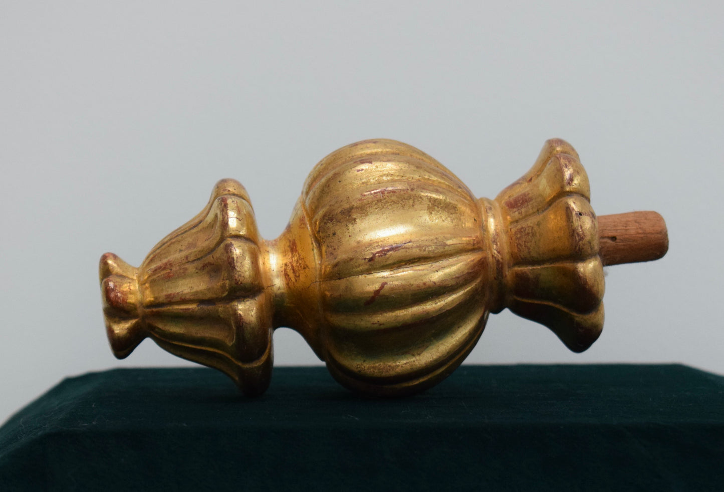 Embout d'escalier en bois doré