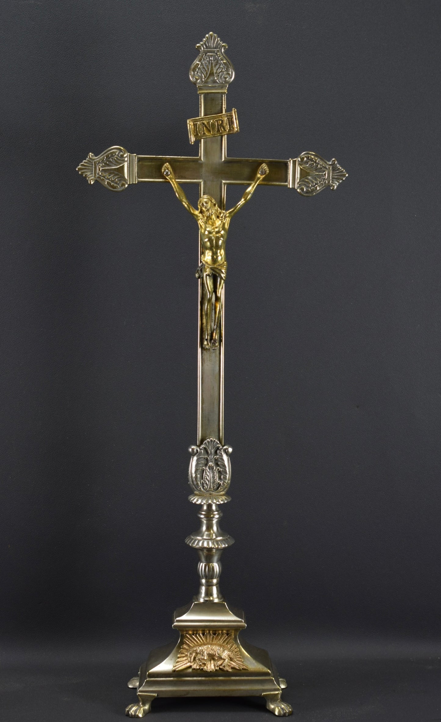 Crucifix d'autel en bronze argenté