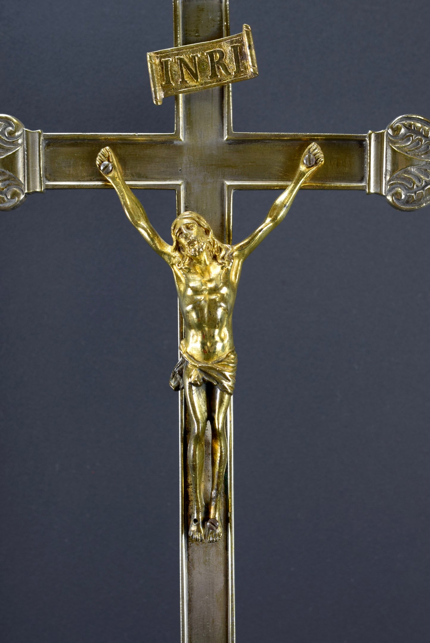 Crucifix d'autel en bronze argenté