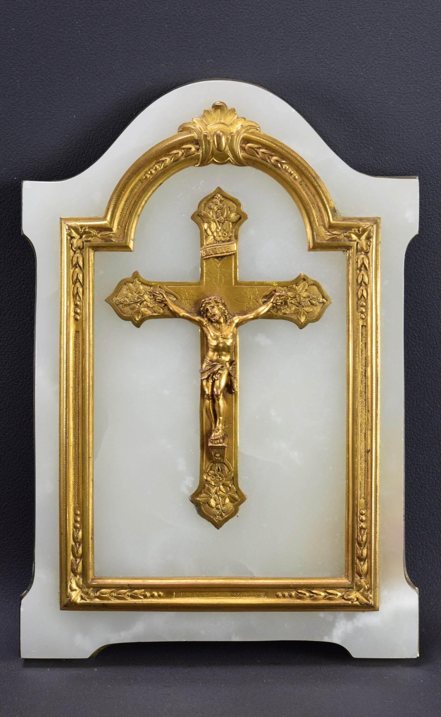 Crucifix mural blanc et doré