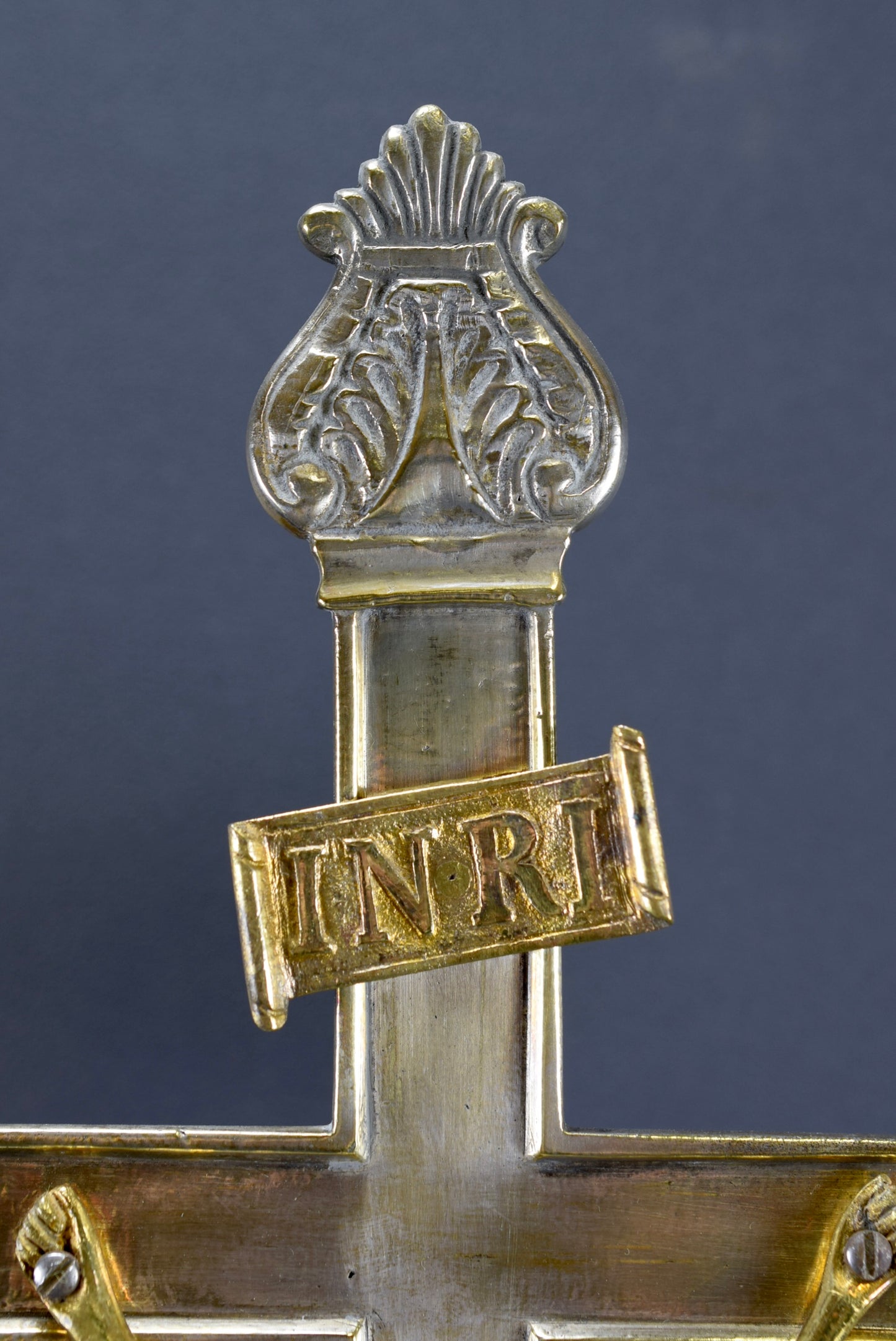 Crucifix d'autel en bronze argenté