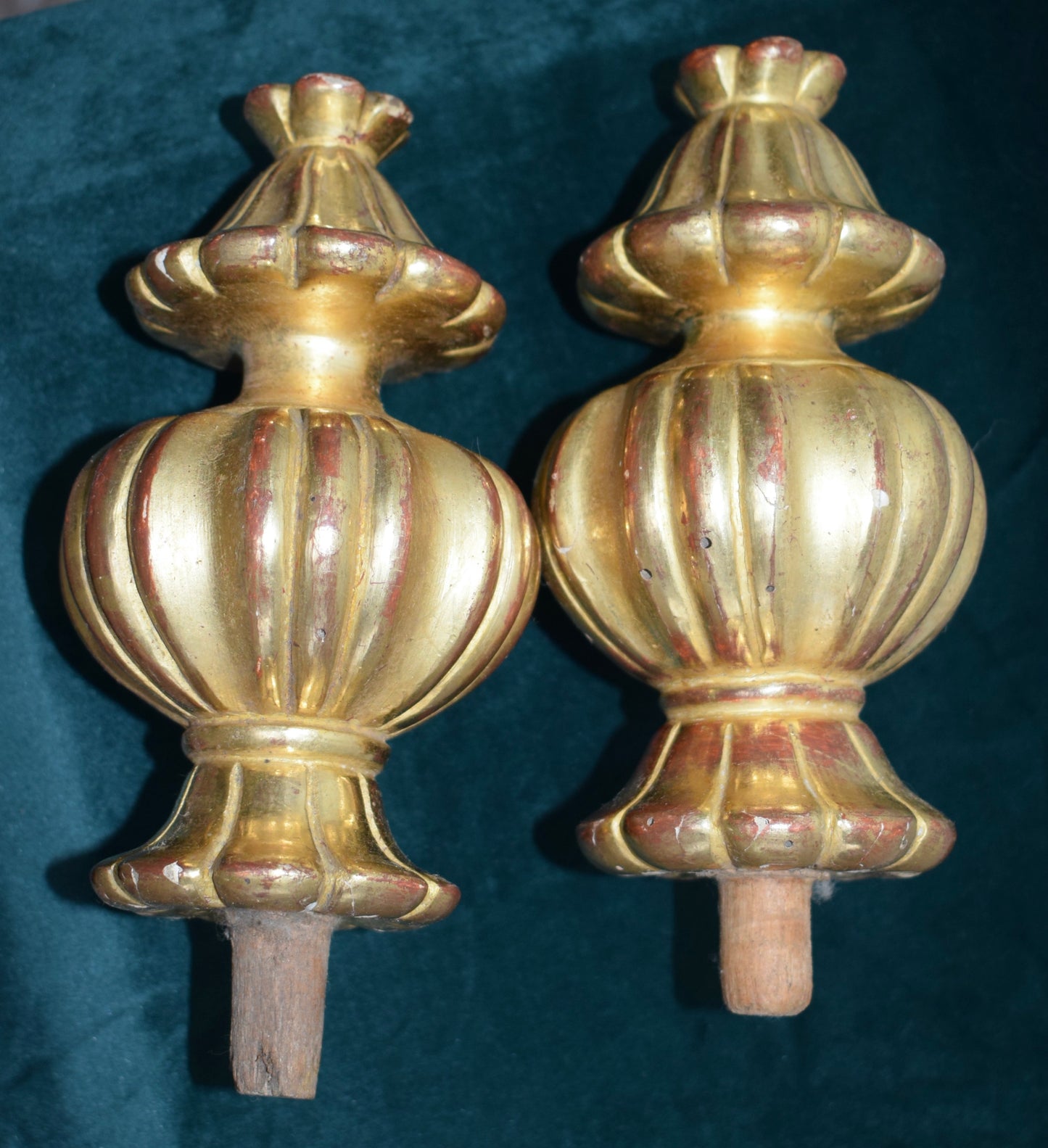 Embout d'escalier en bois doré