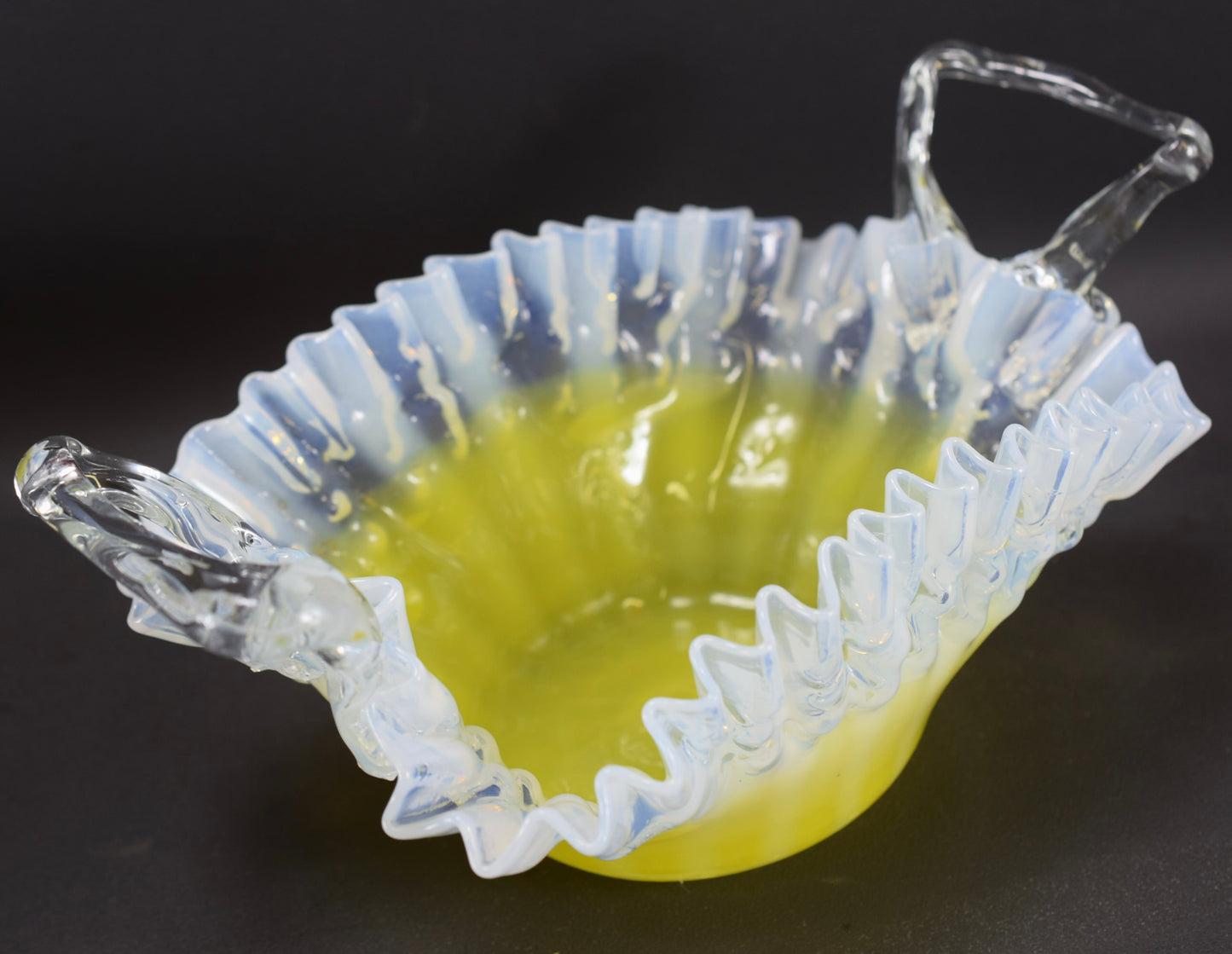 Panier en verre jaune