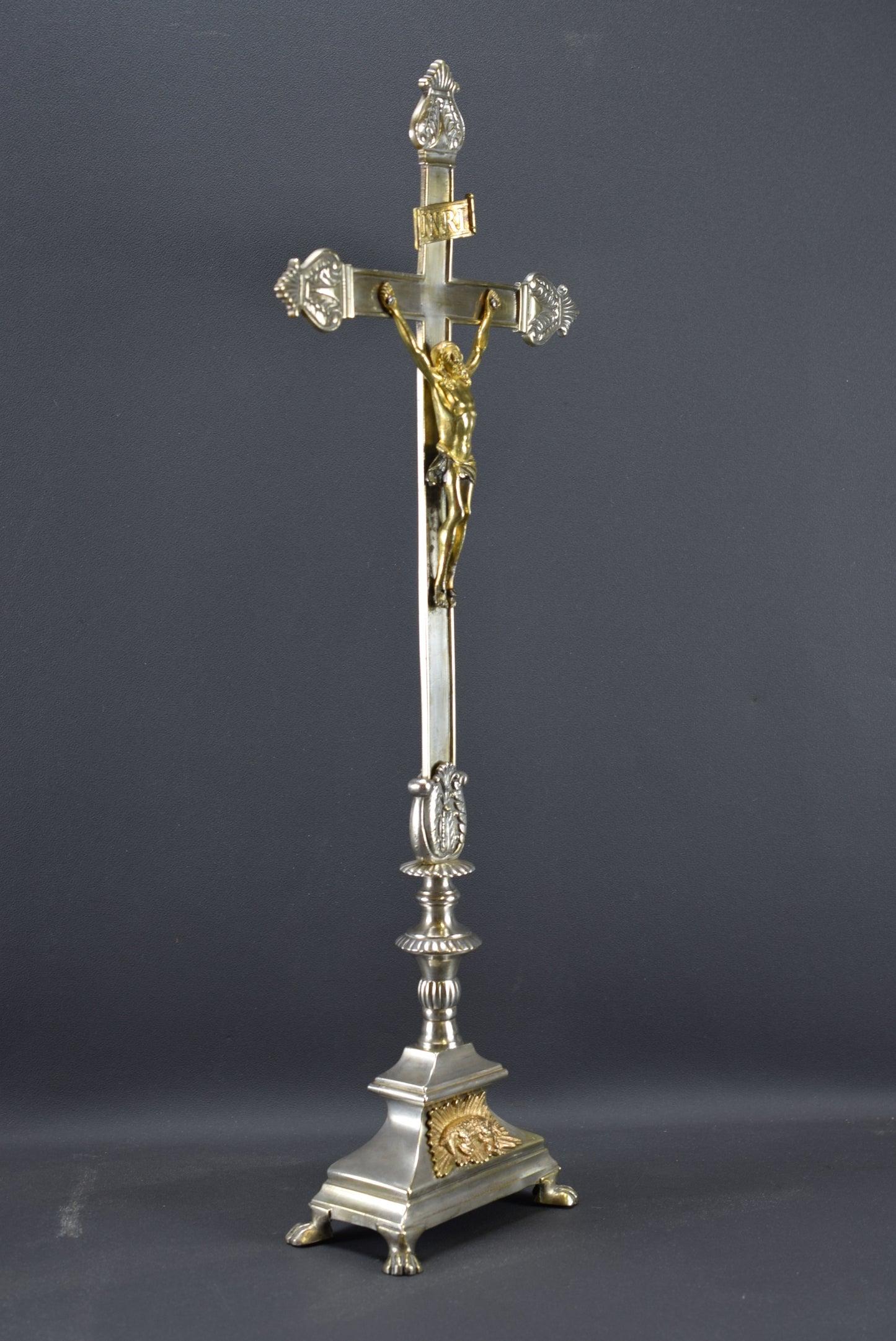 Crucifix d'autel en bronze argenté