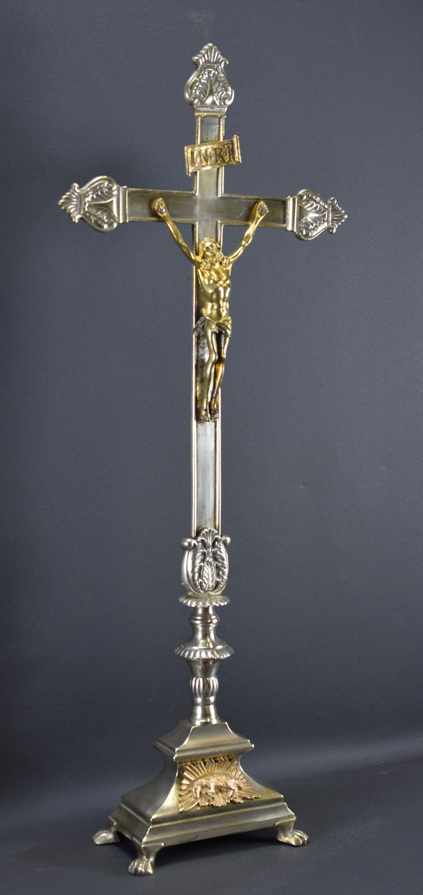 Crucifix d'autel en bronze argenté