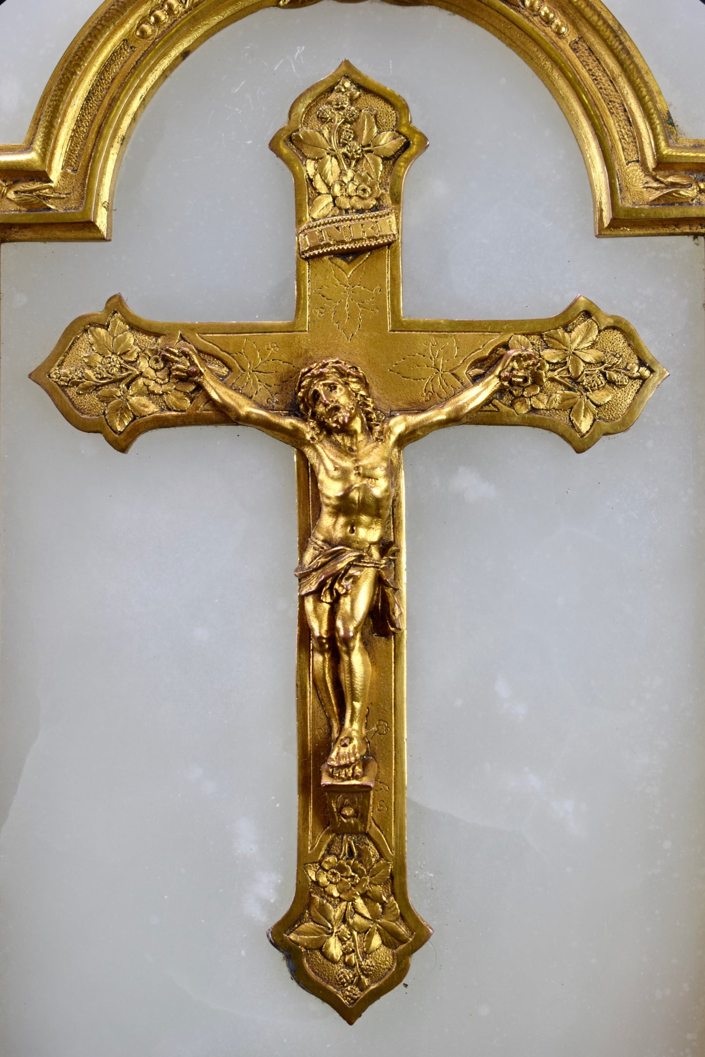 Crucifix mural blanc et doré