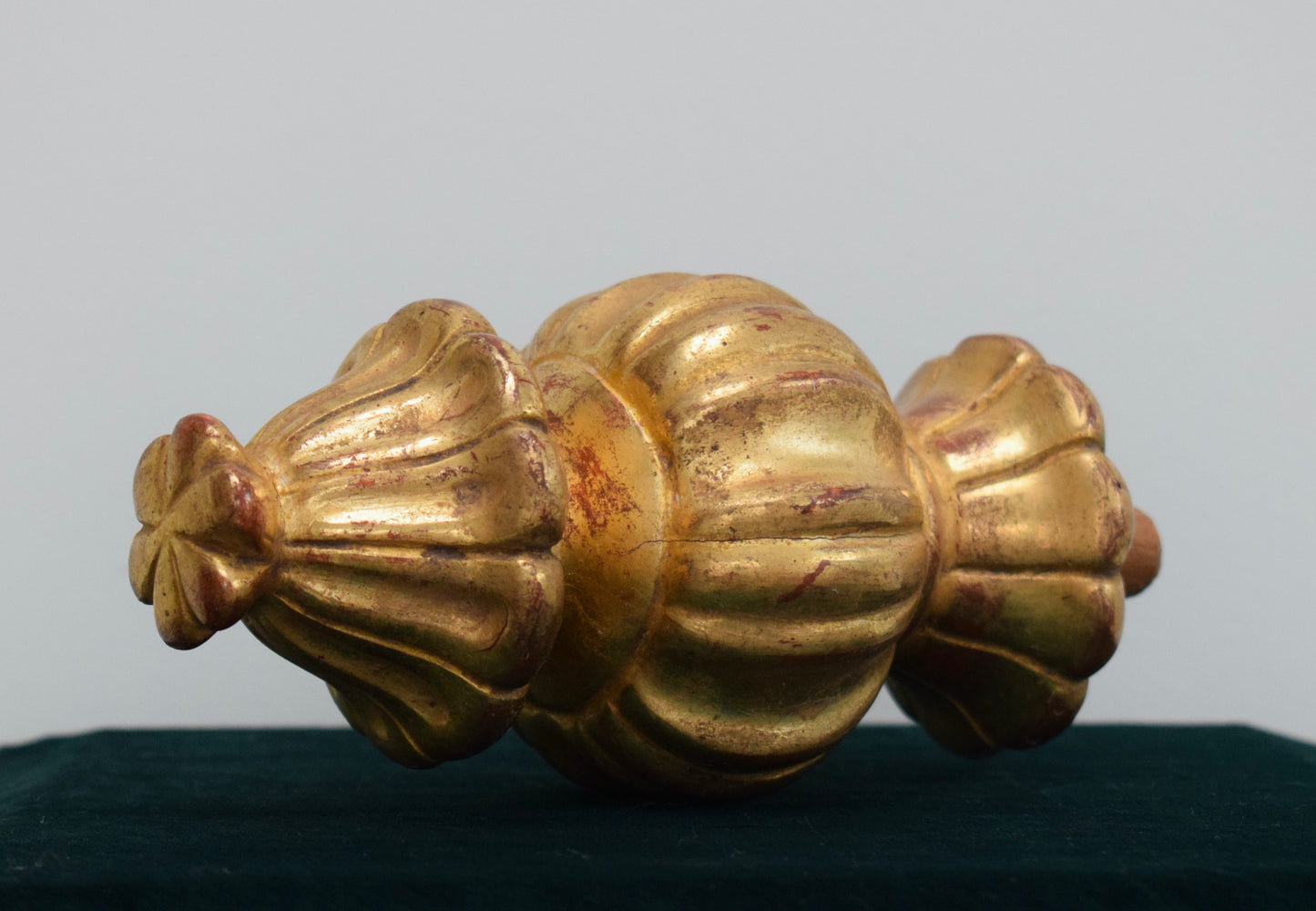 Embout d'escalier en bois doré