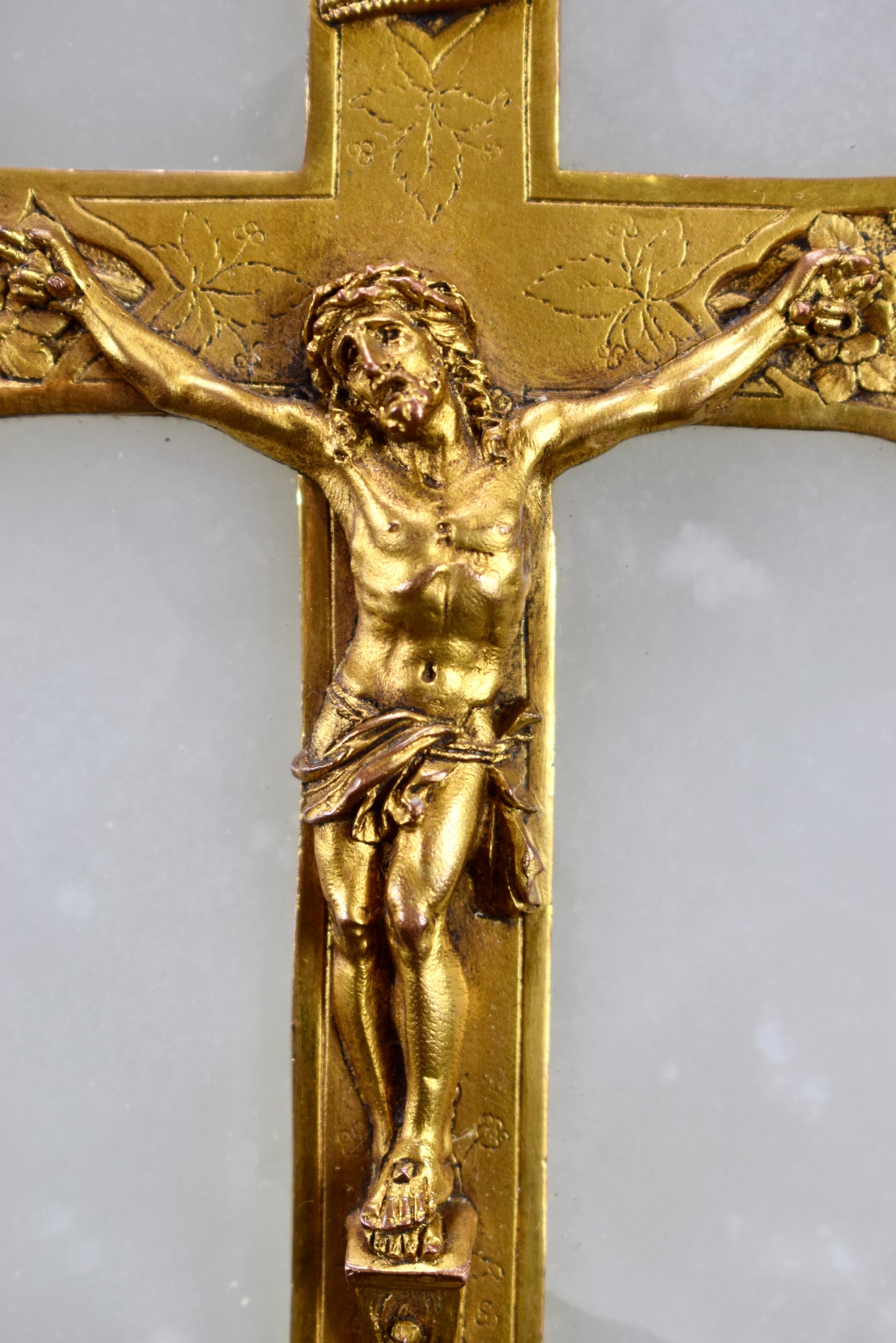Crucifix mural blanc et doré