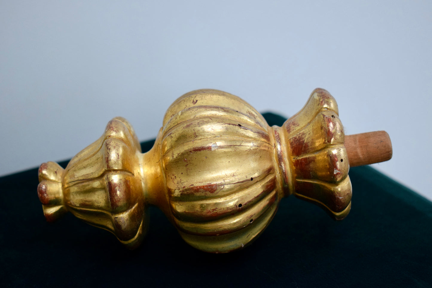 Embout d'escalier en bois doré