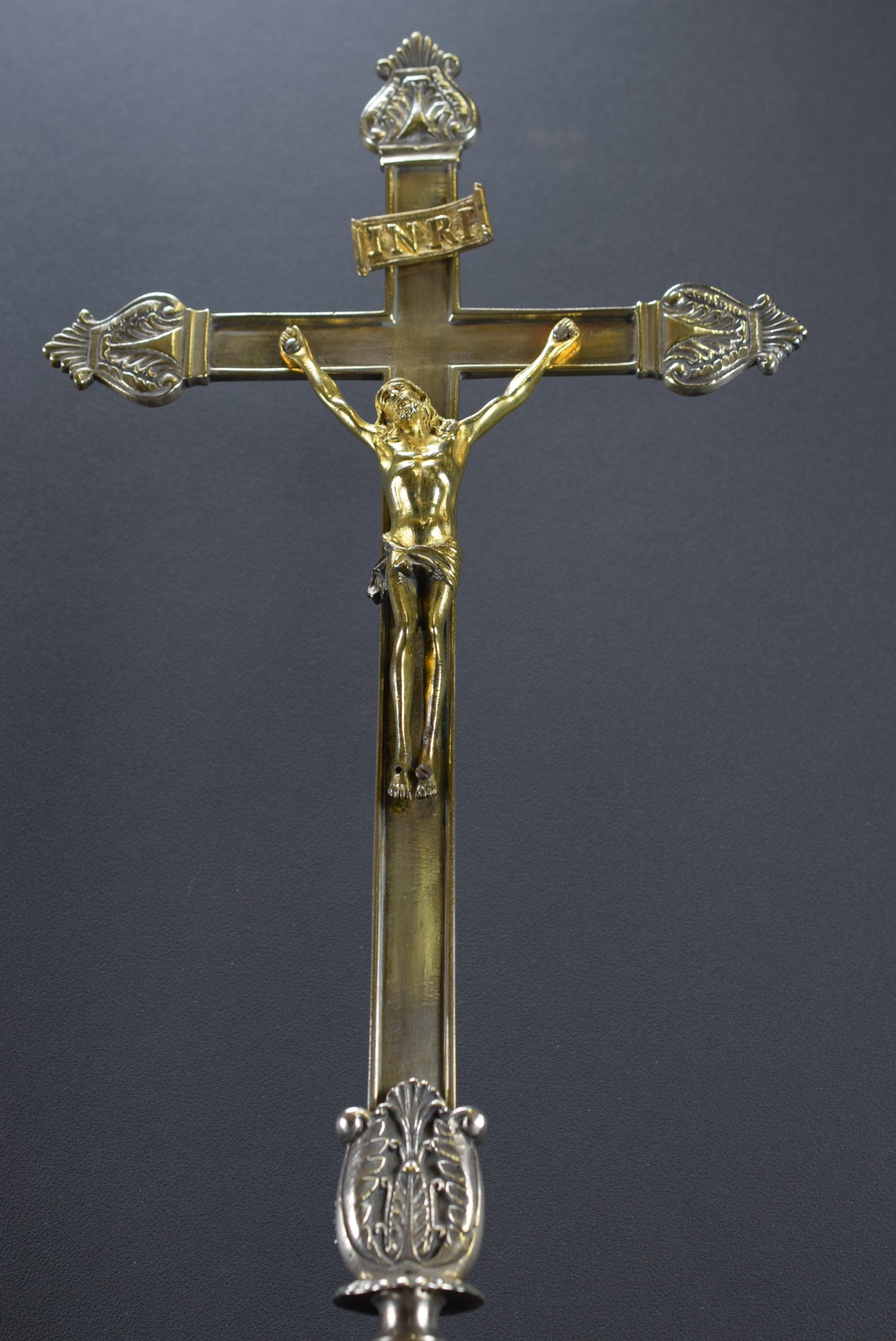 Crucifix d'autel en bronze argenté