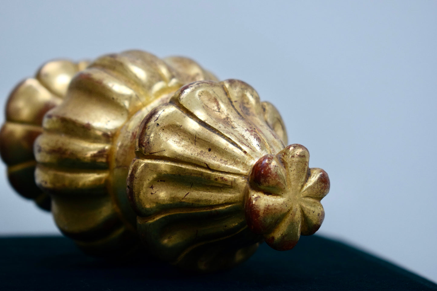 Embout d'escalier en bois doré