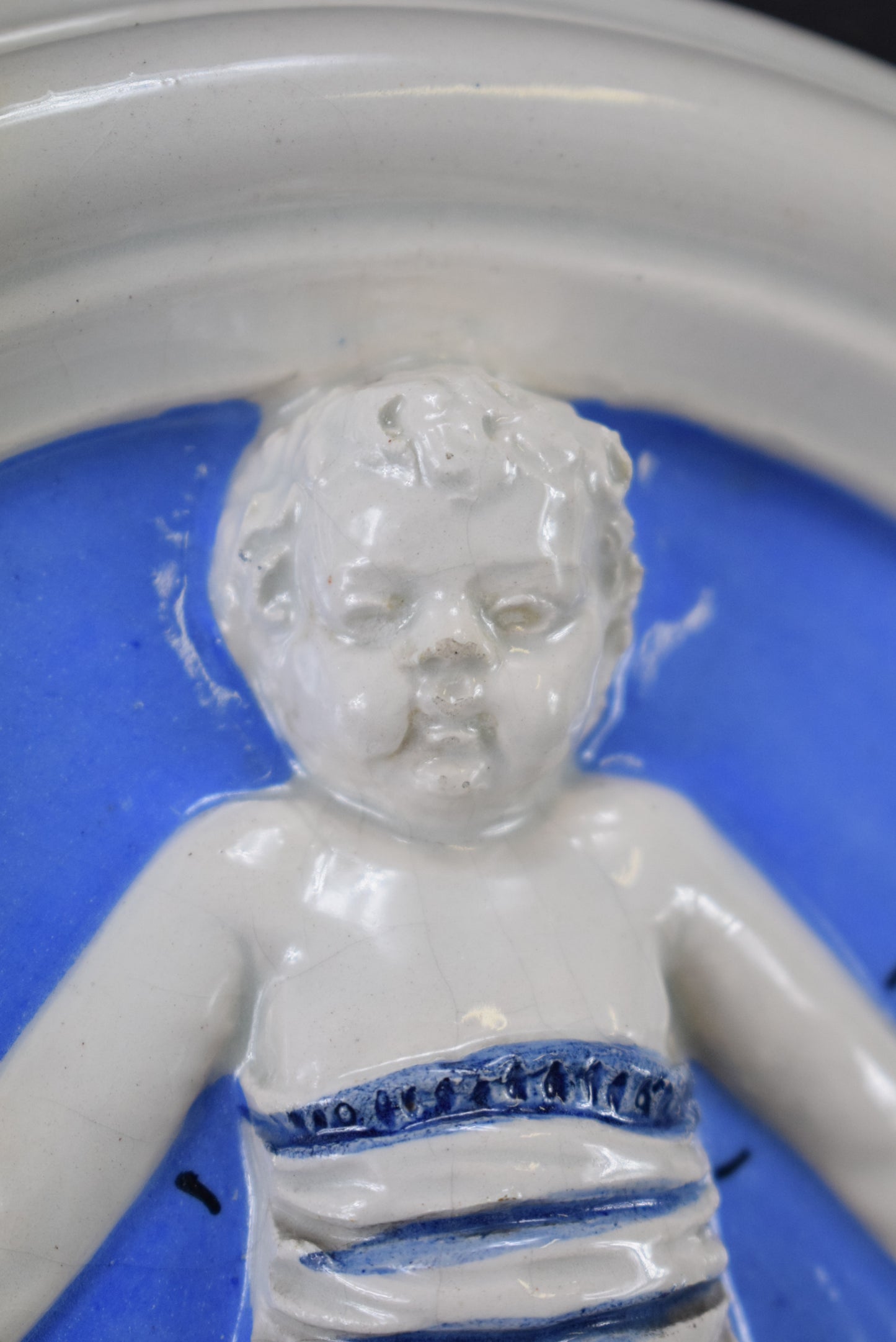 Médaillon Jésus emmailloté d'après Della Robbia