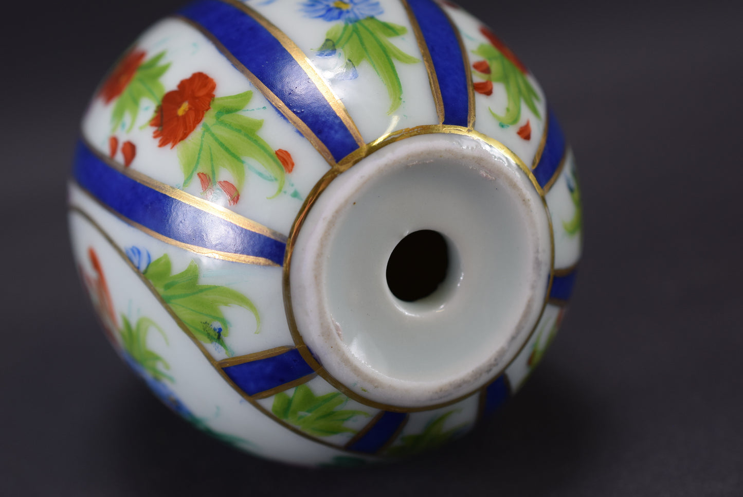 Oeuf en porcelaine peint à la main