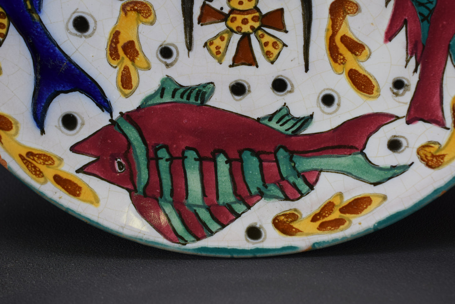 Assiette à poisson en poterie