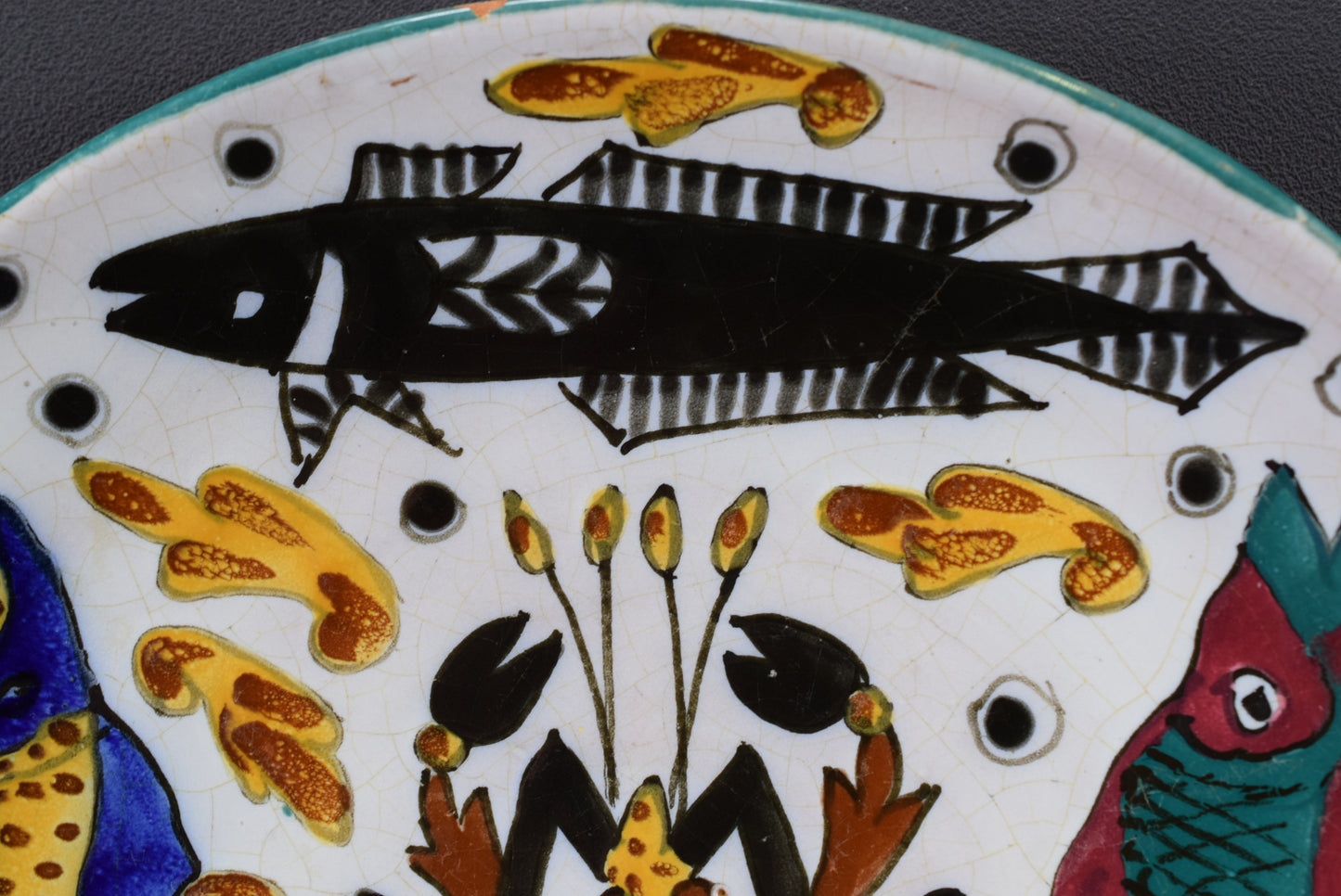 Assiette à poisson en poterie