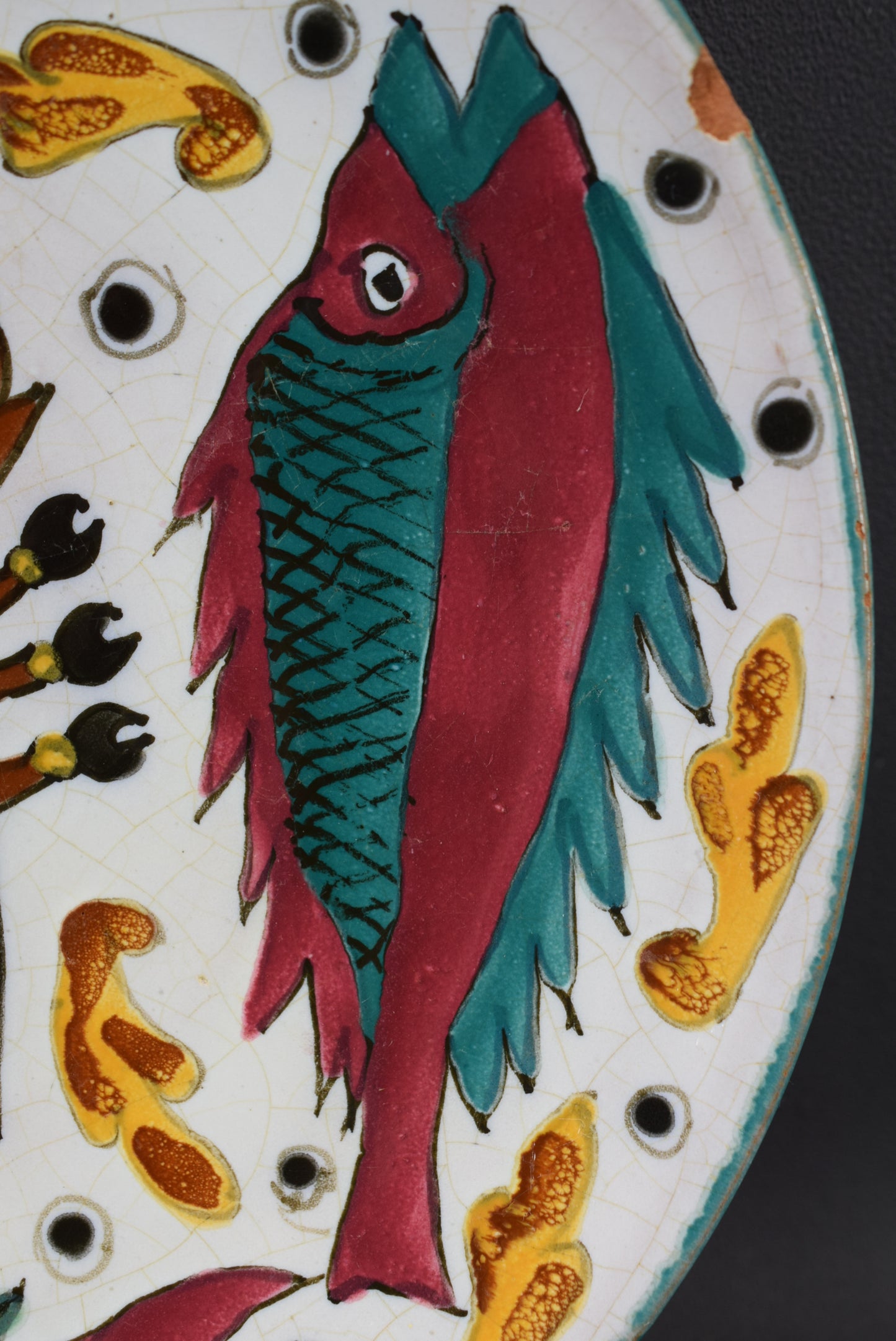 Assiette à poisson en poterie