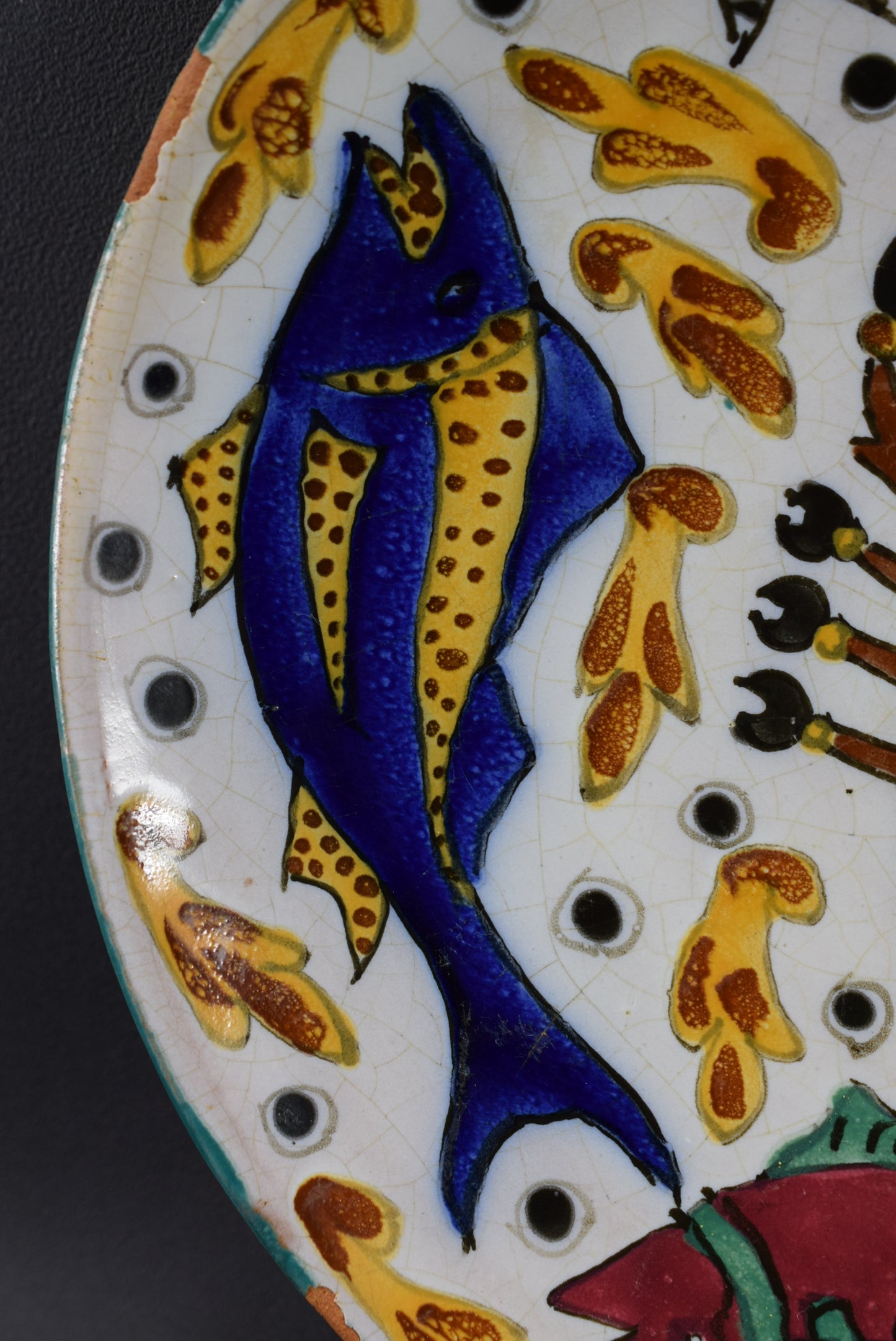 Assiette à poisson en poterie