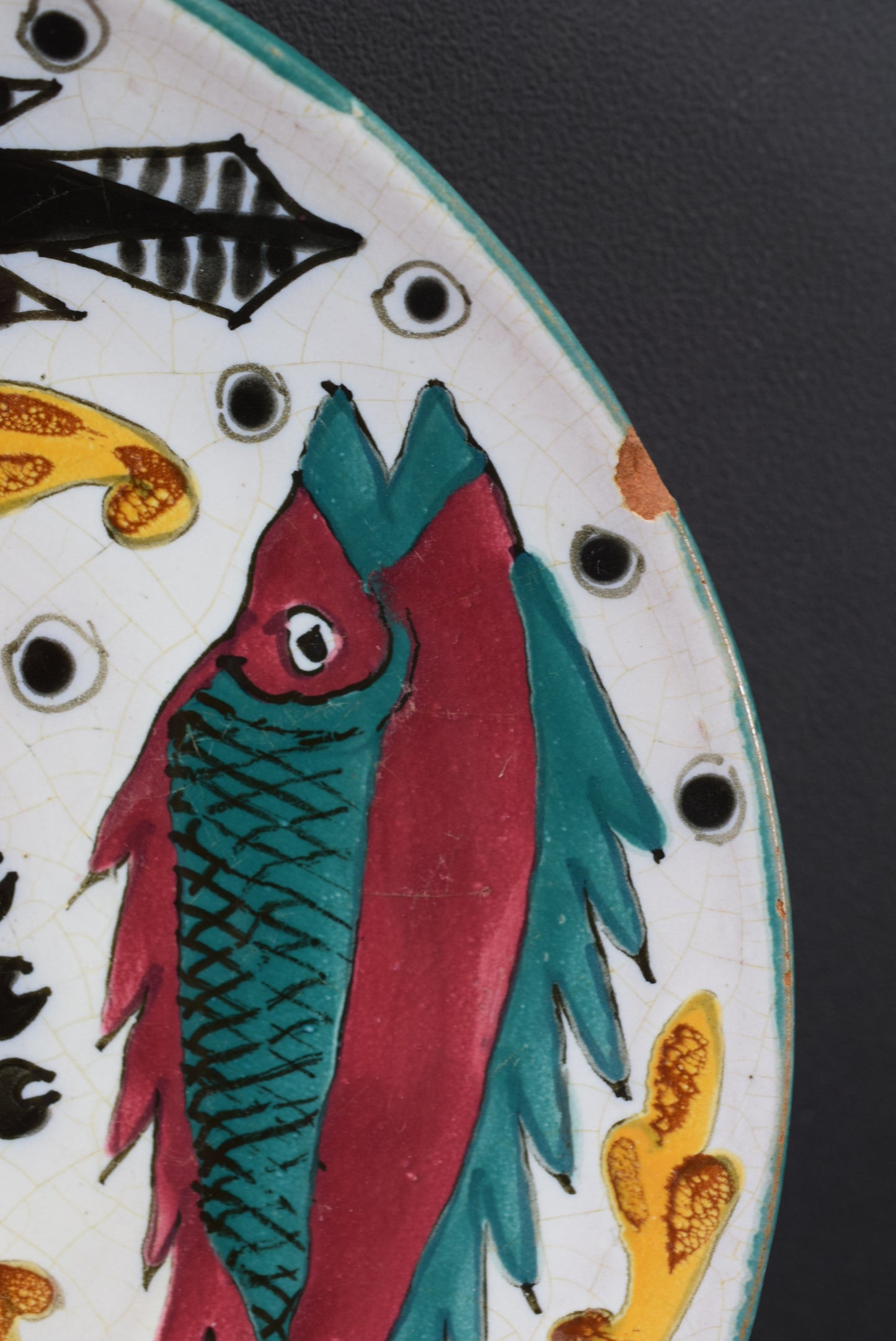 Assiette à poisson en poterie