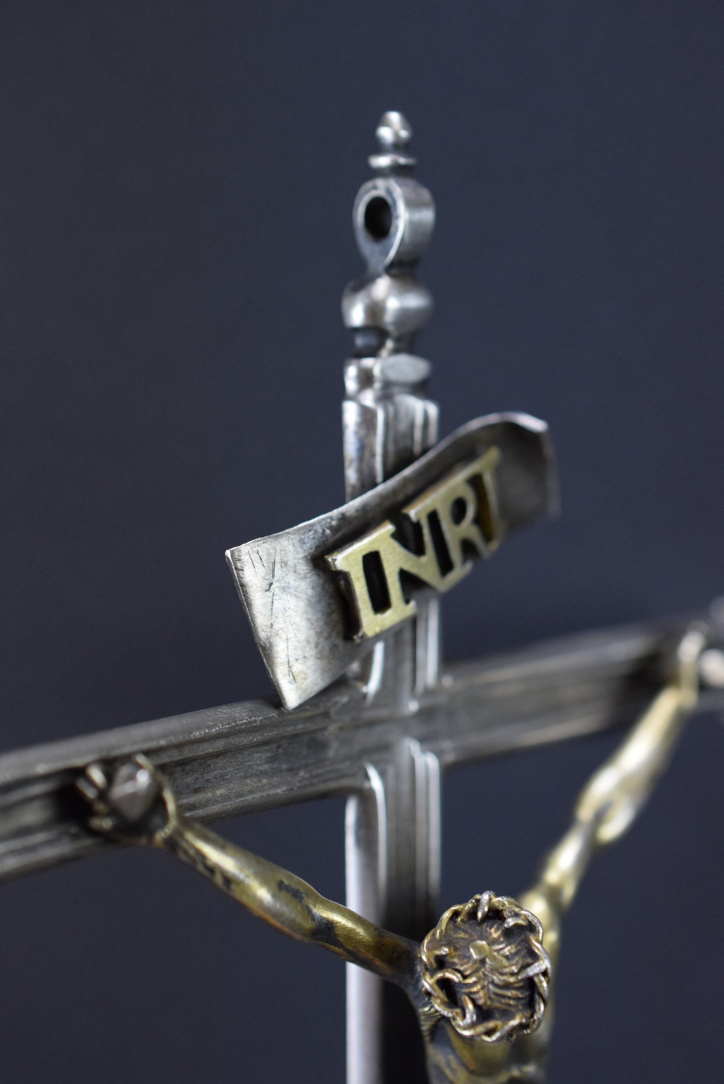 Crucifix mural ancien
