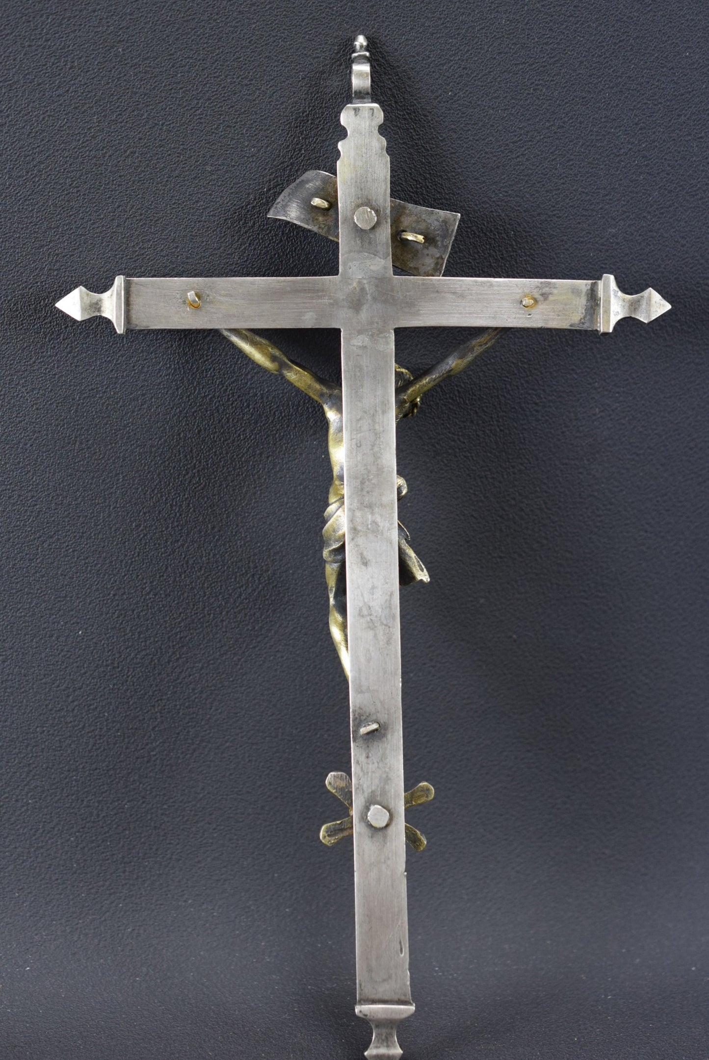 Crucifix mural ancien