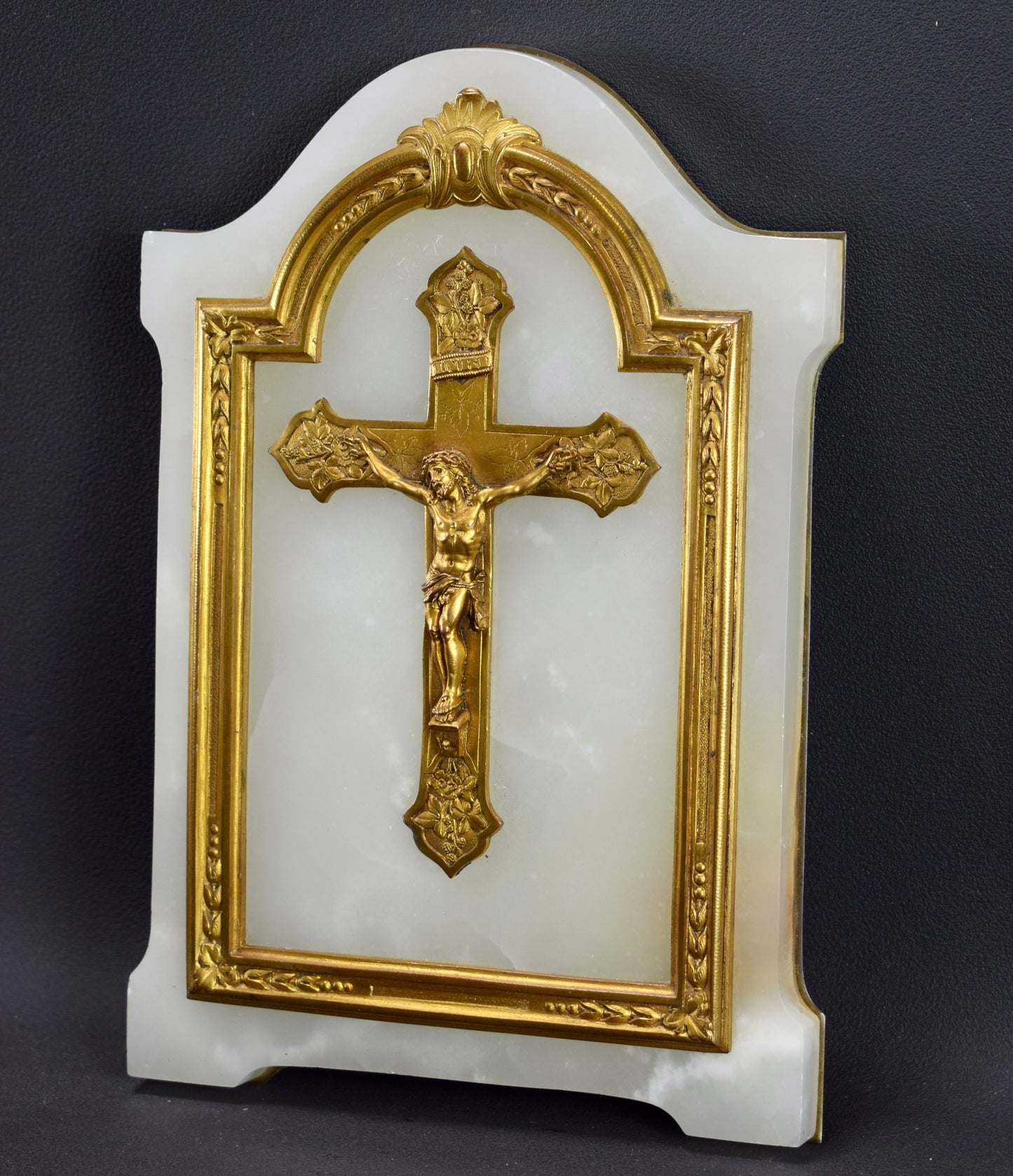 Crucifix mural blanc et doré