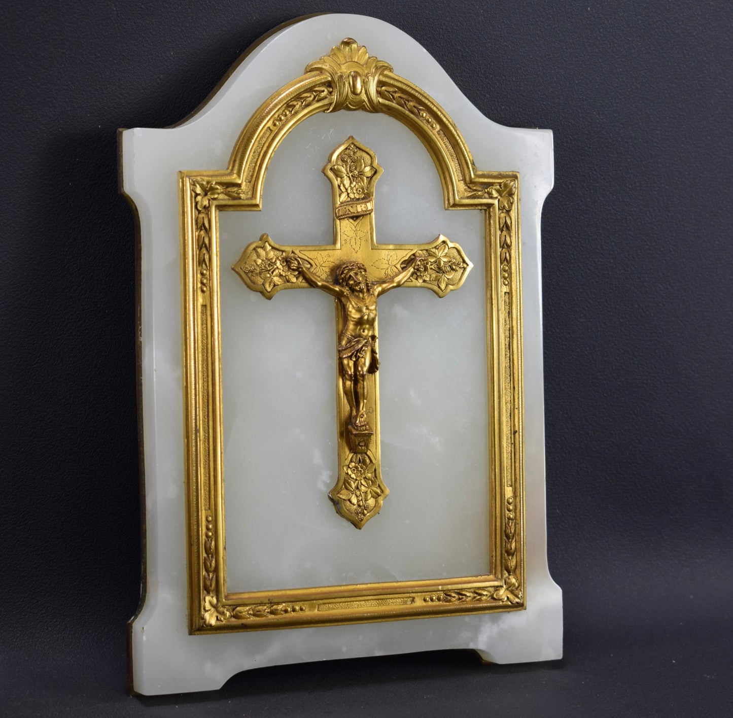 Crucifix mural blanc et doré