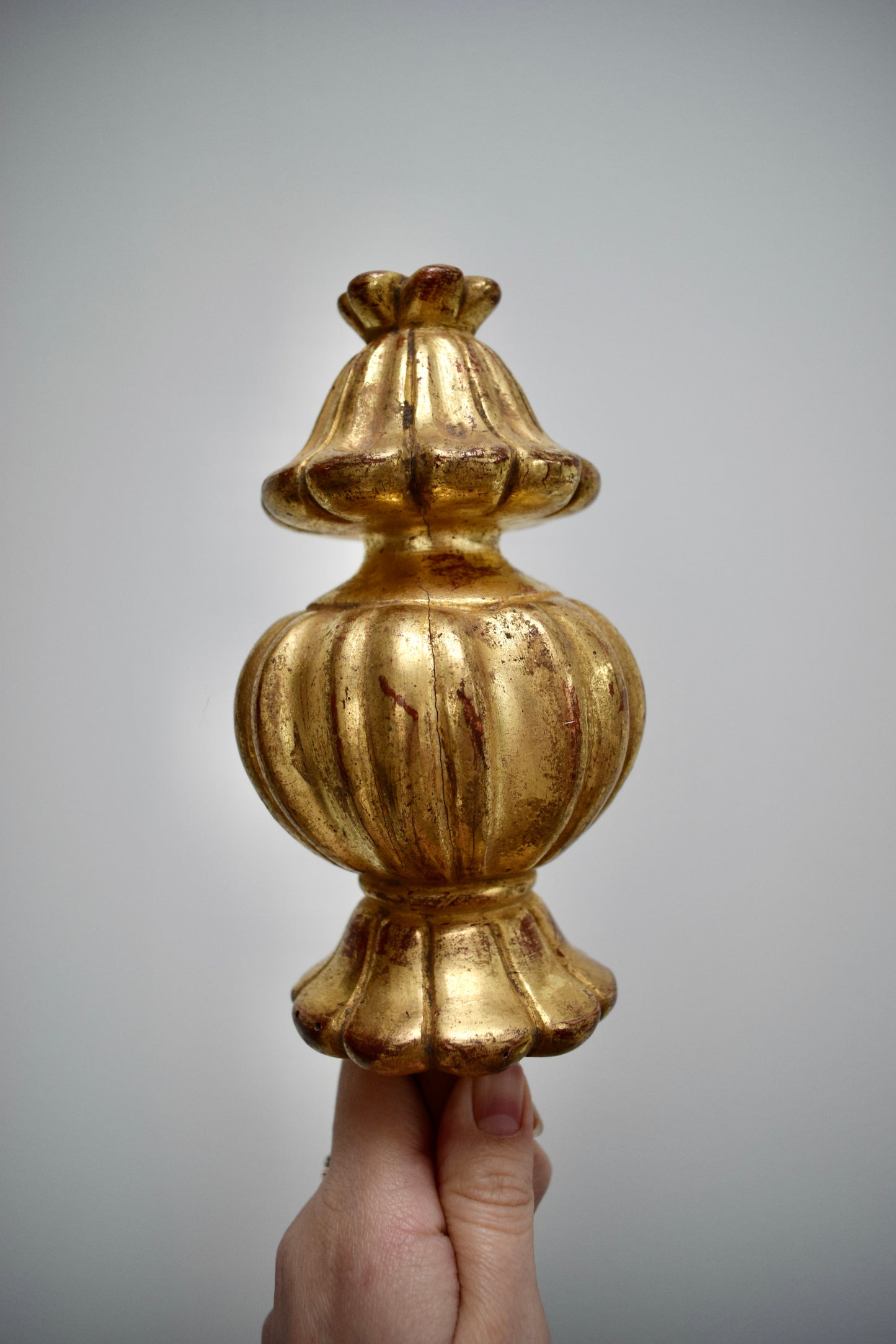 Embout d'escalier en bois doré