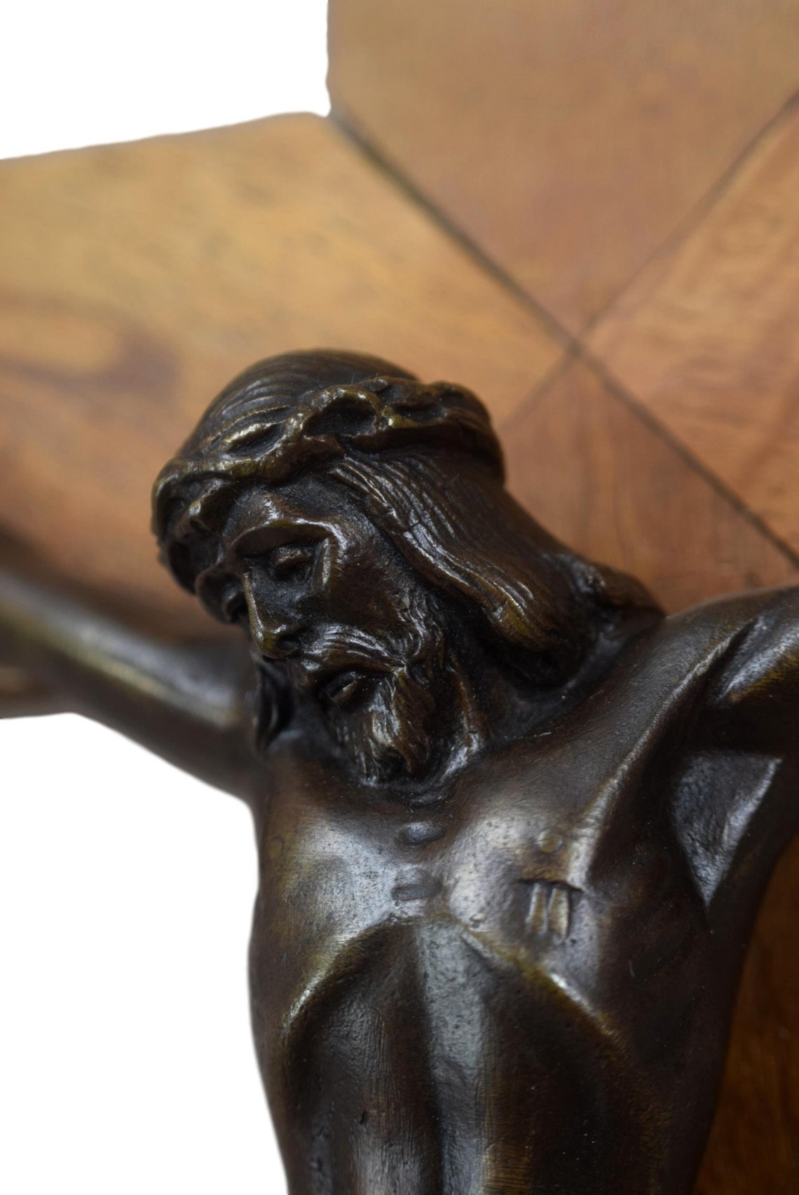 Croix murale en bronze et bois