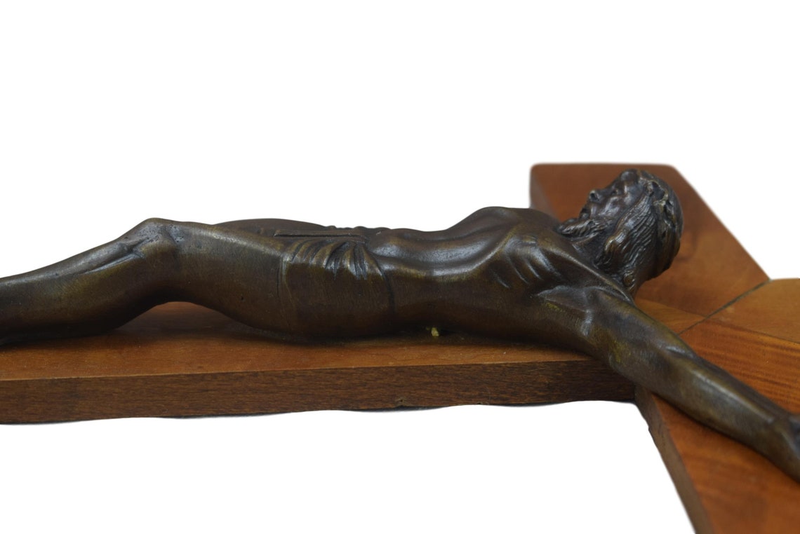 Croix murale en bronze et bois