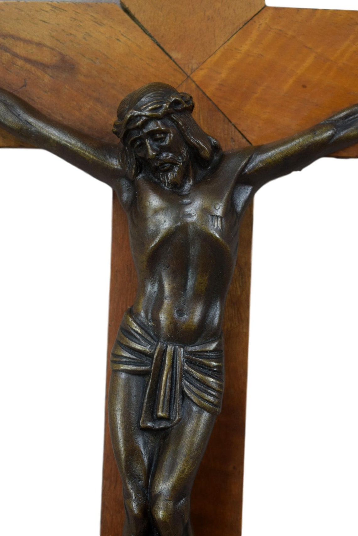 Croix murale en bronze et bois