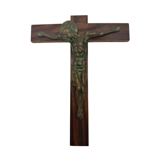 Crucifix mural en bronze vert