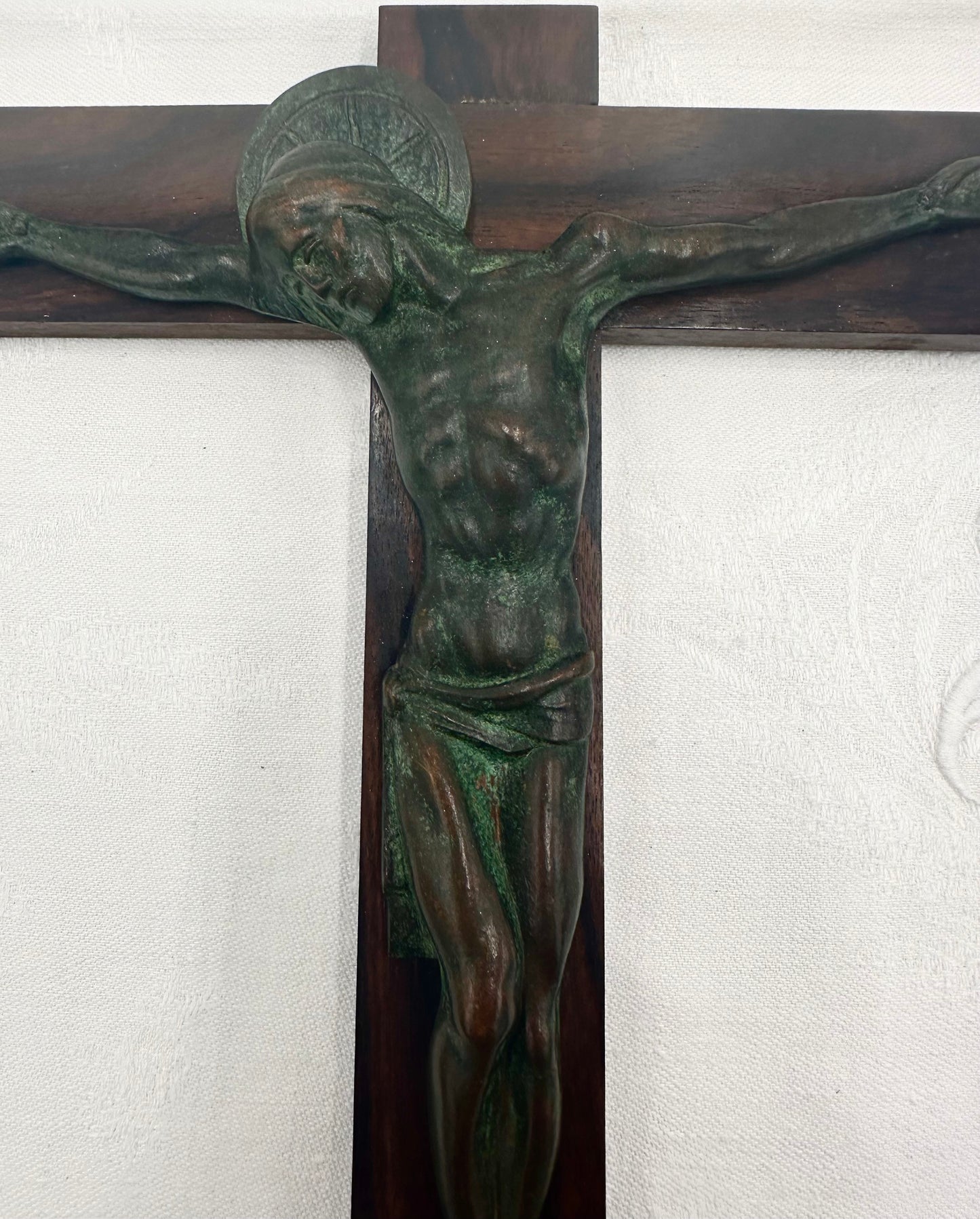 Crucifix mural en bronze vert