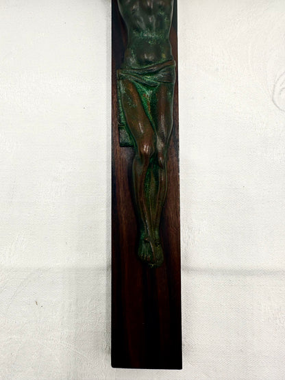 Crucifix mural en bronze vert