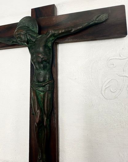 Crucifix mural en bronze vert