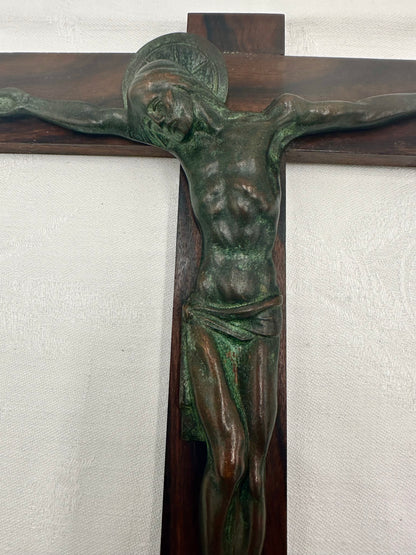 Crucifix mural en bronze vert