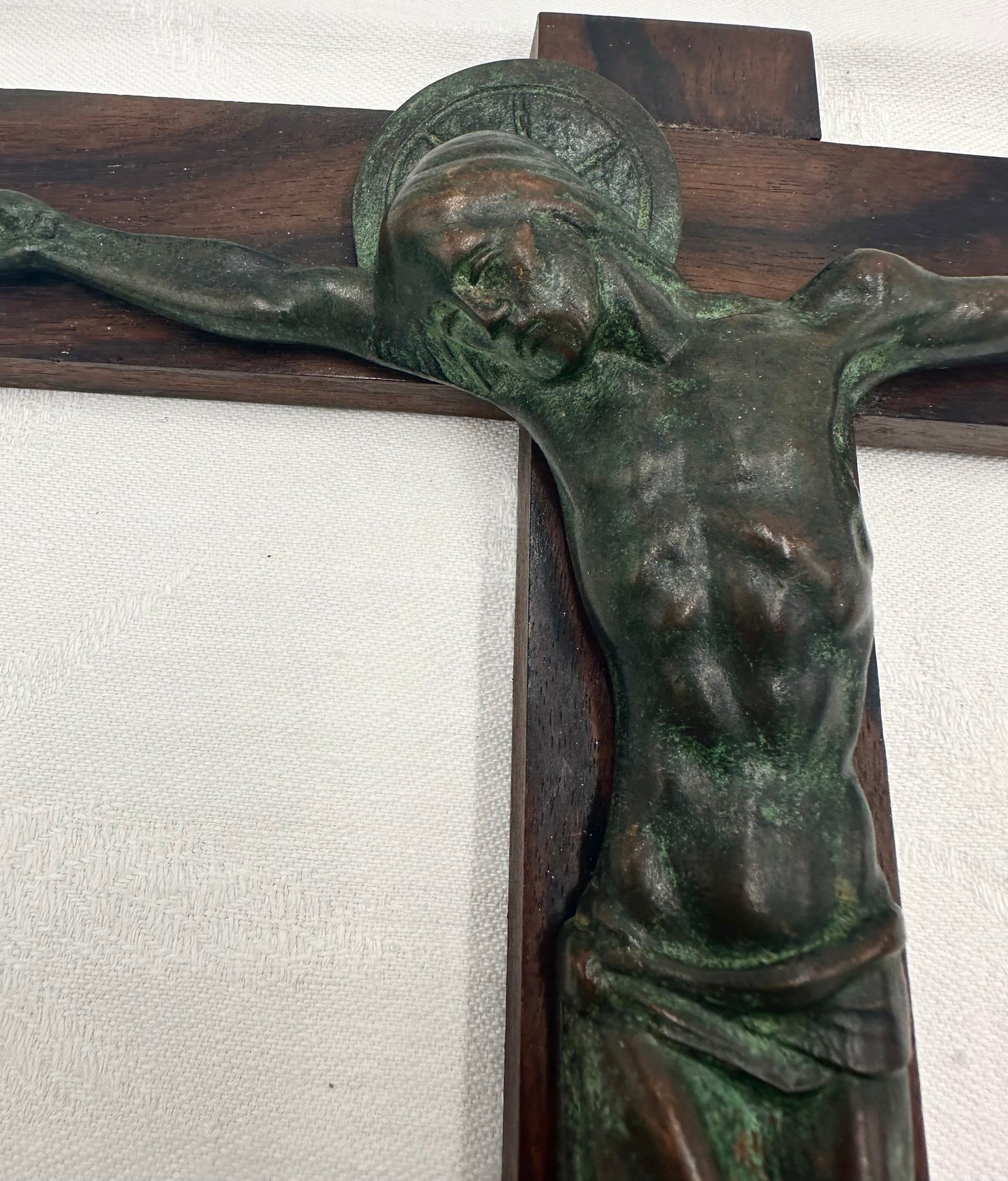 Crucifix mural en bronze vert