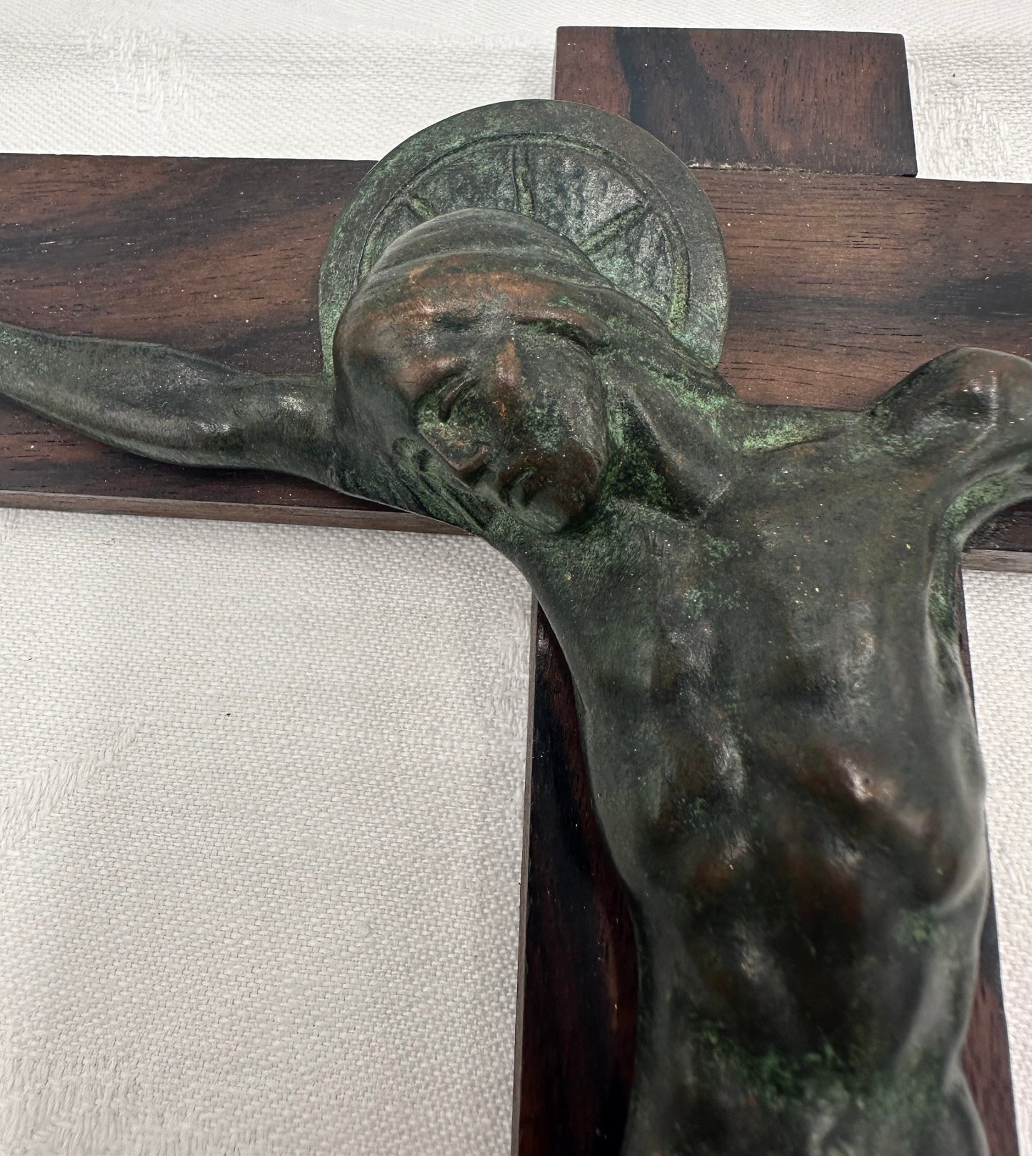 Crucifix mural en bronze vert