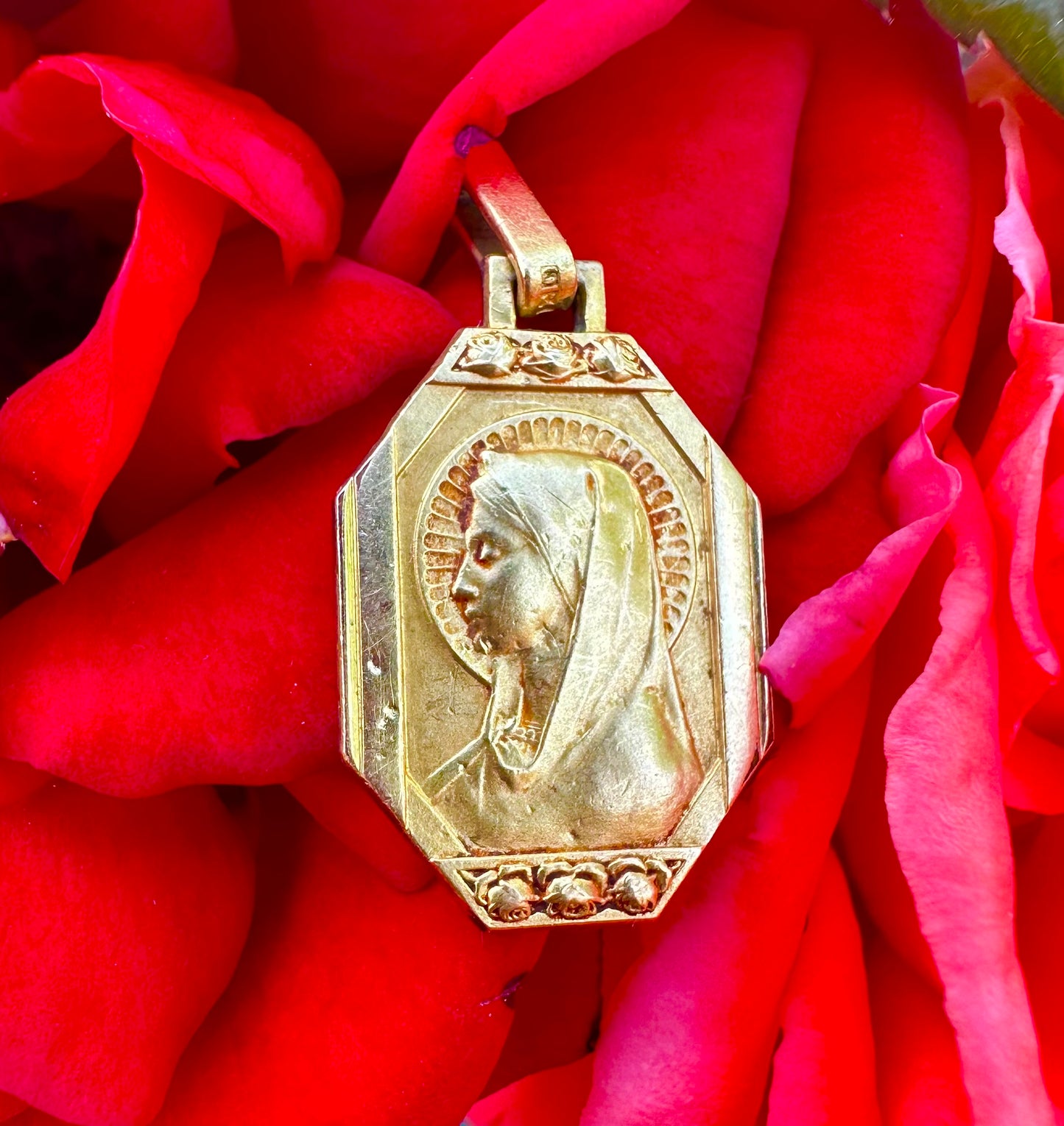 Oria Mary Pendant