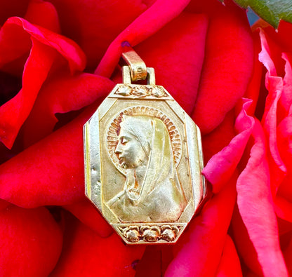 Oria Mary Pendant