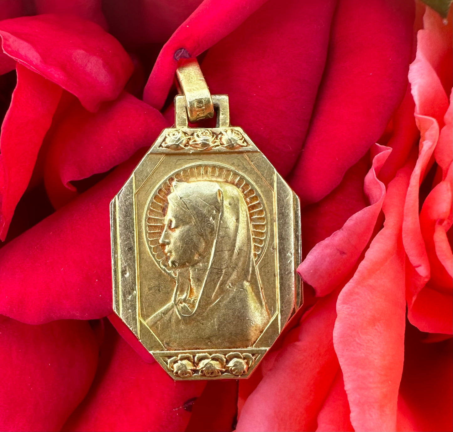 Oria Mary Pendant