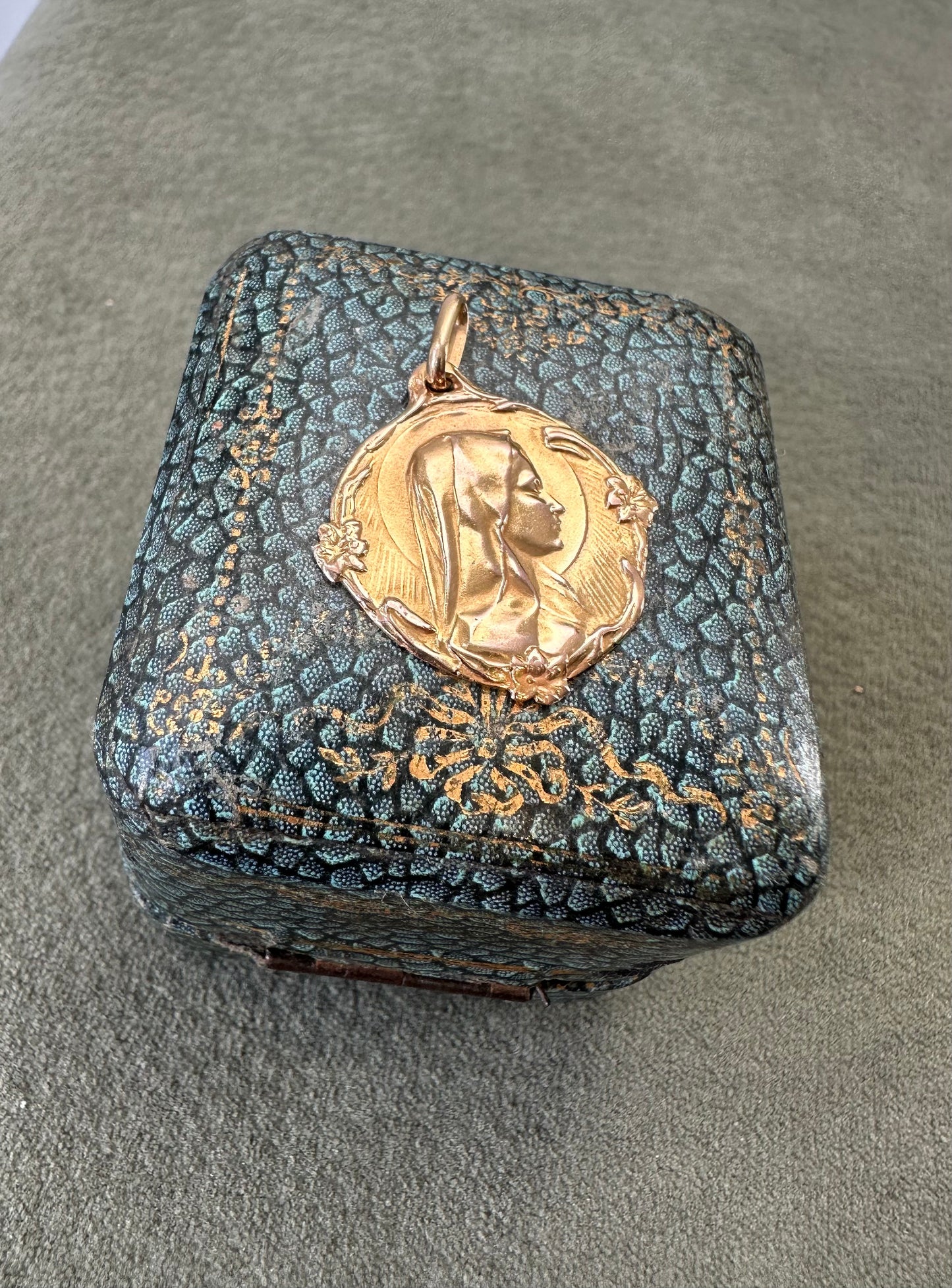 Art Nouveau 18K Gold Mary Pendant