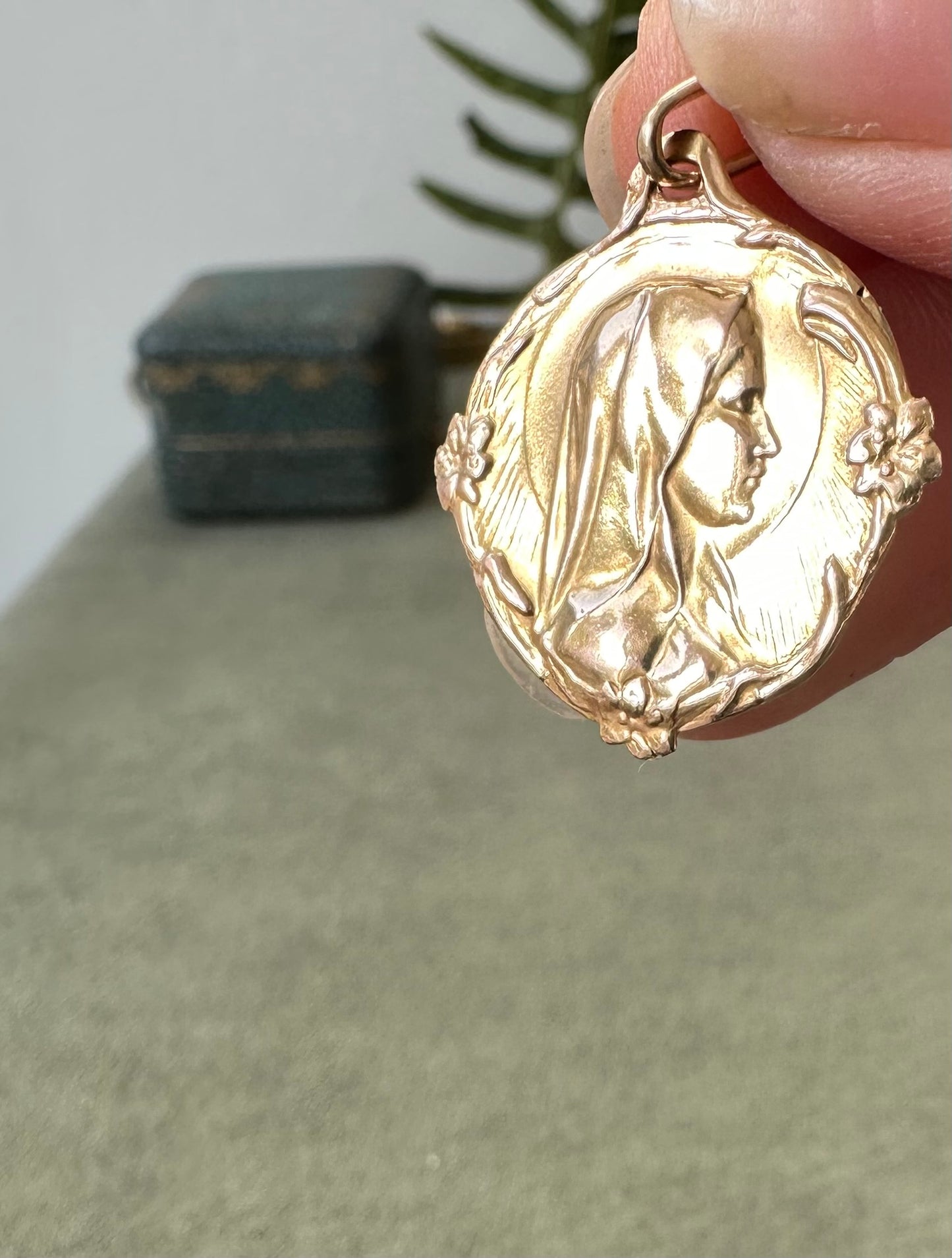 Art Nouveau 18K Gold Mary Pendant